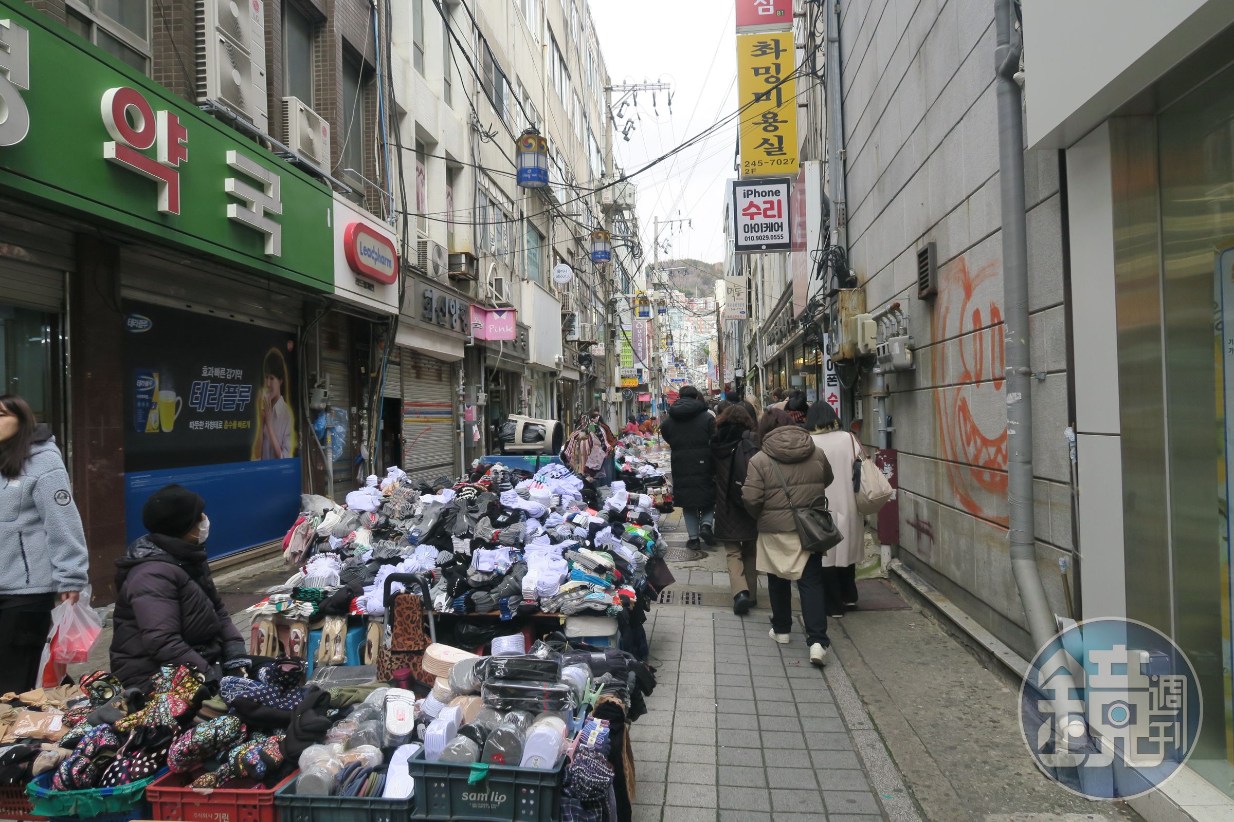 步行街的路中央,許多賣雜貨衣物的小攤綿延成排。