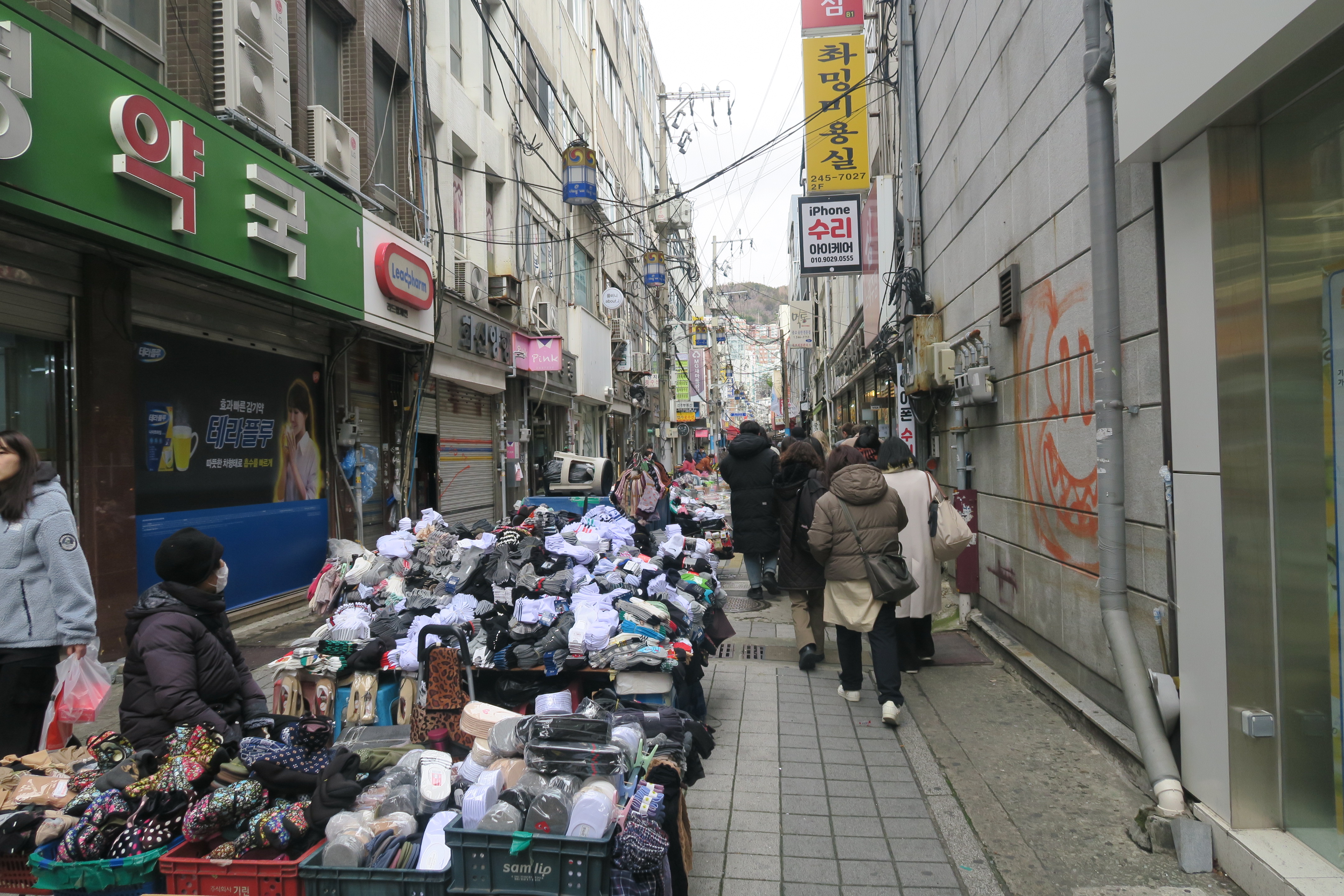 步行街的路中央,許多賣雜貨衣物的小攤綿延成排。