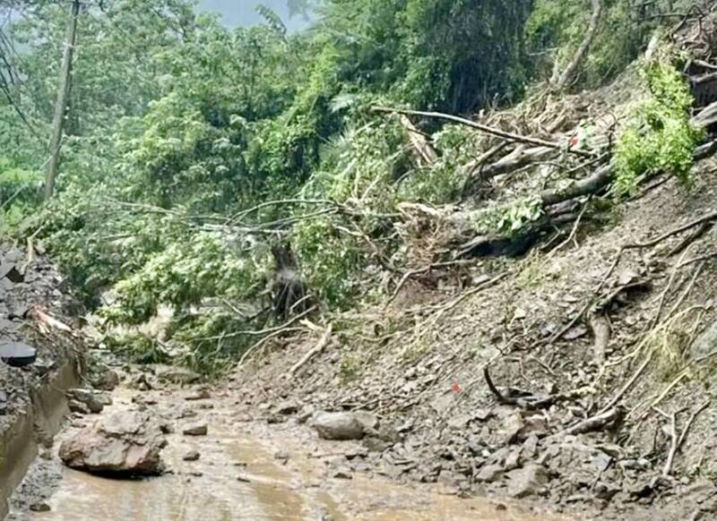 南投水里鄉普濟橋前路段因豪雨導致路基坍塌，邊坡滑動嚴重，道路雙向中斷。（信義工務段提供）