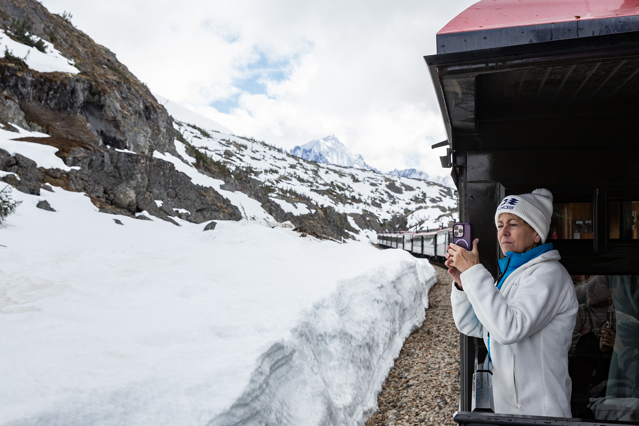 列車沿線可欣賞峽谷、瀑布與冰雪山景,多變的自然景觀也是White Pass Railway最迷人的魅力。