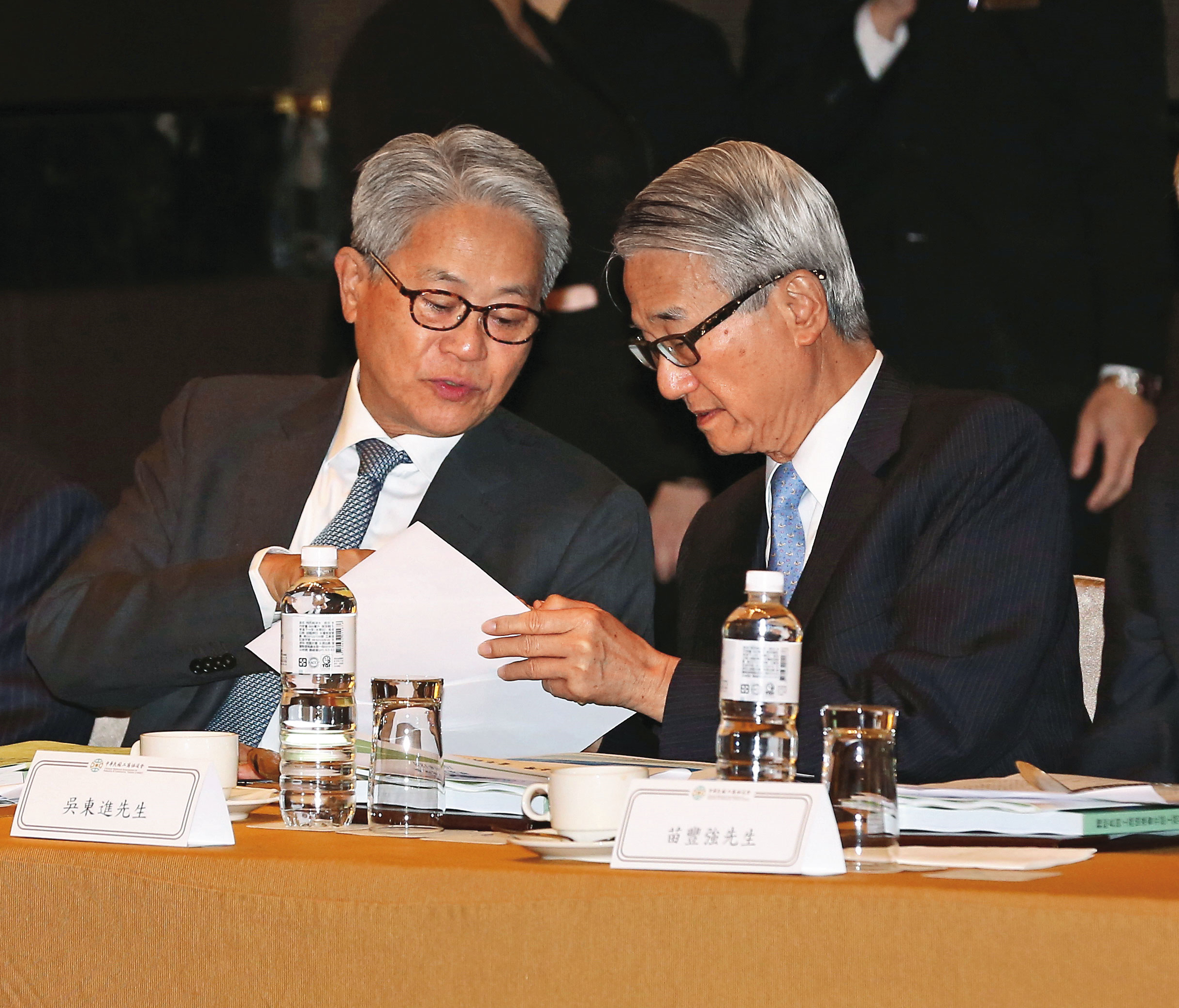 吳東進（右）、吳東亮（左）兄弟在新光三越爭奪戰中各有立場，如今面對陳子婷訴請分產，兄弟是否合作引發關注。