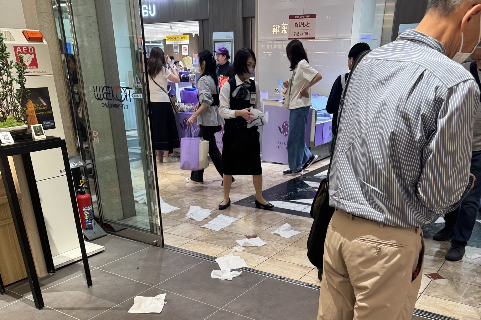 昨天池袋東武百貨的美食街竟然也驚現「排泄物」。（翻攝自X）