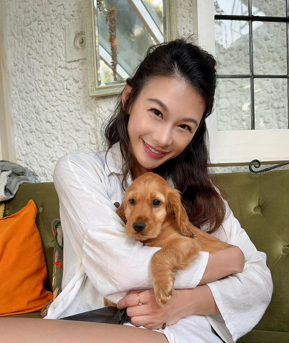 艾莉絲再婚嫁給英國外交官後定居倫敦，經常在社群分享與孩子們在英國的生活點滴。（翻攝艾莉絲FB）