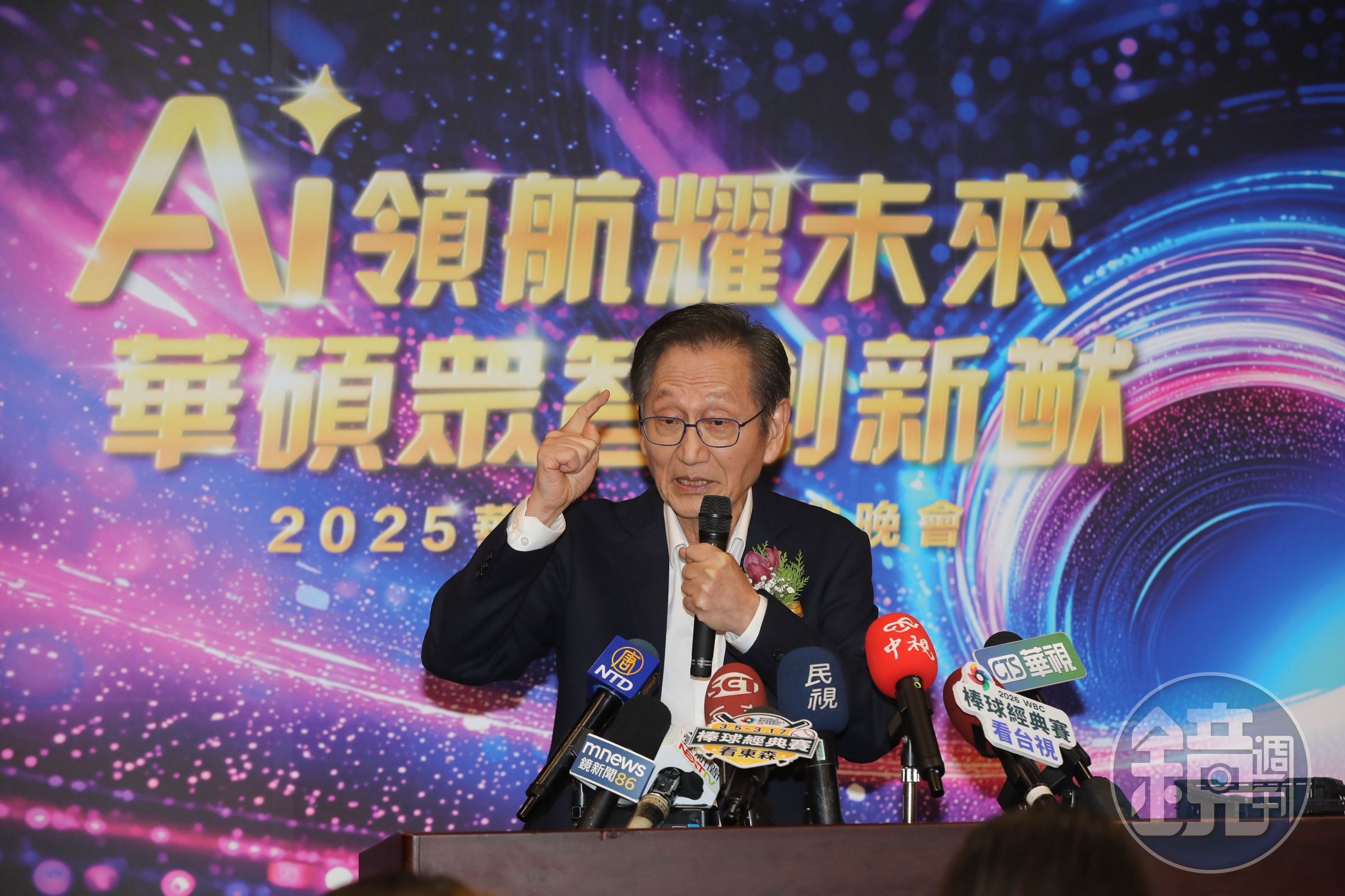 華碩集團董事長施崇棠今天化身艦隊司令的角色出席「2025華碩歲末聯歡晚會」。