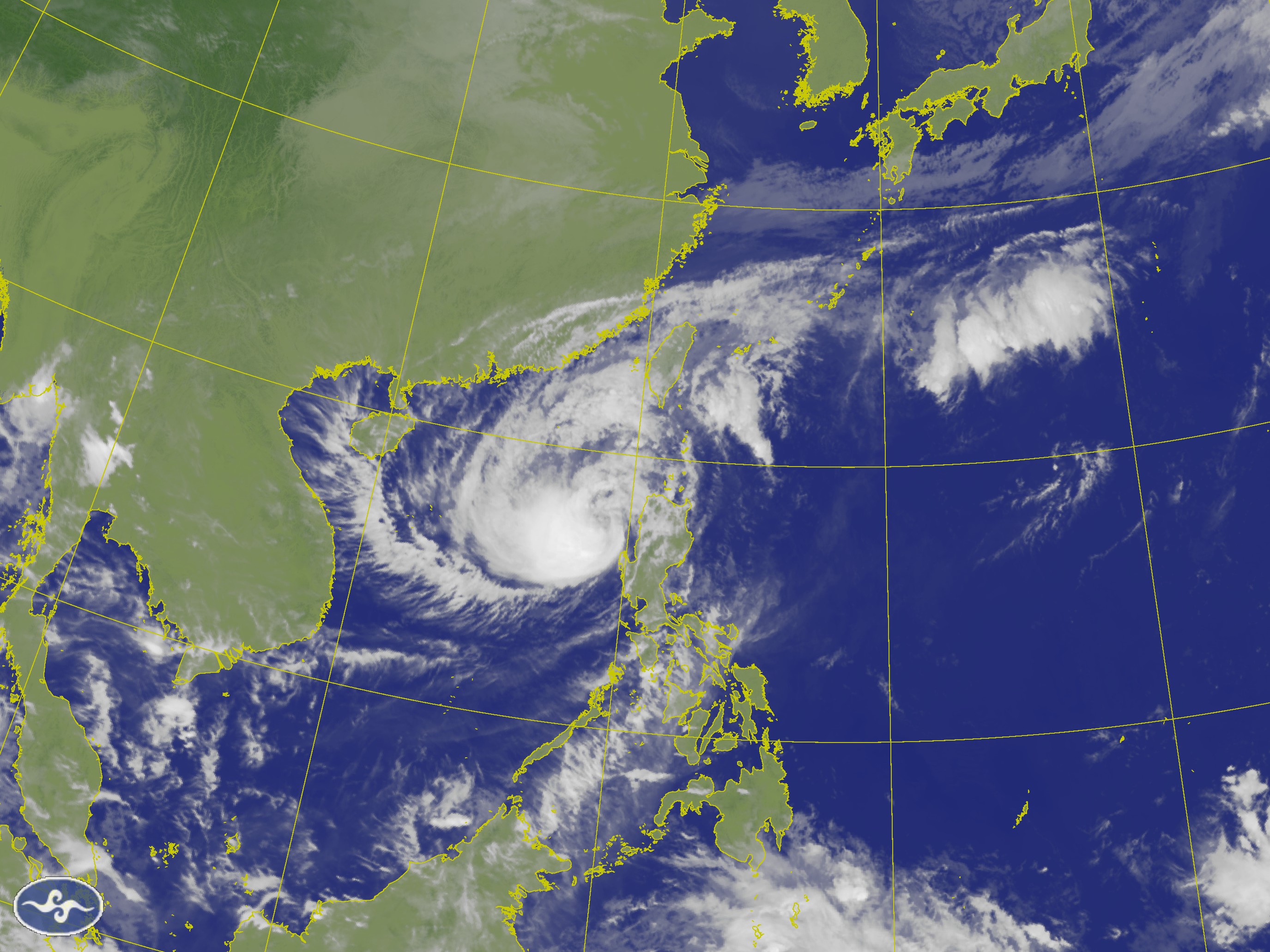 中颱鳳凰目前位於於鵝鑾鼻南南西方海面上。（中央氣象署提供）