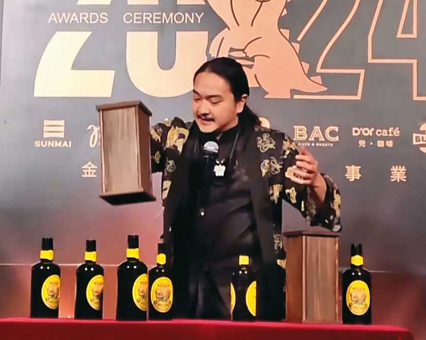 鄒秉勳為金色三麥客製化魔術，超神奇地把啤酒愈變愈多。（翻攝網路）