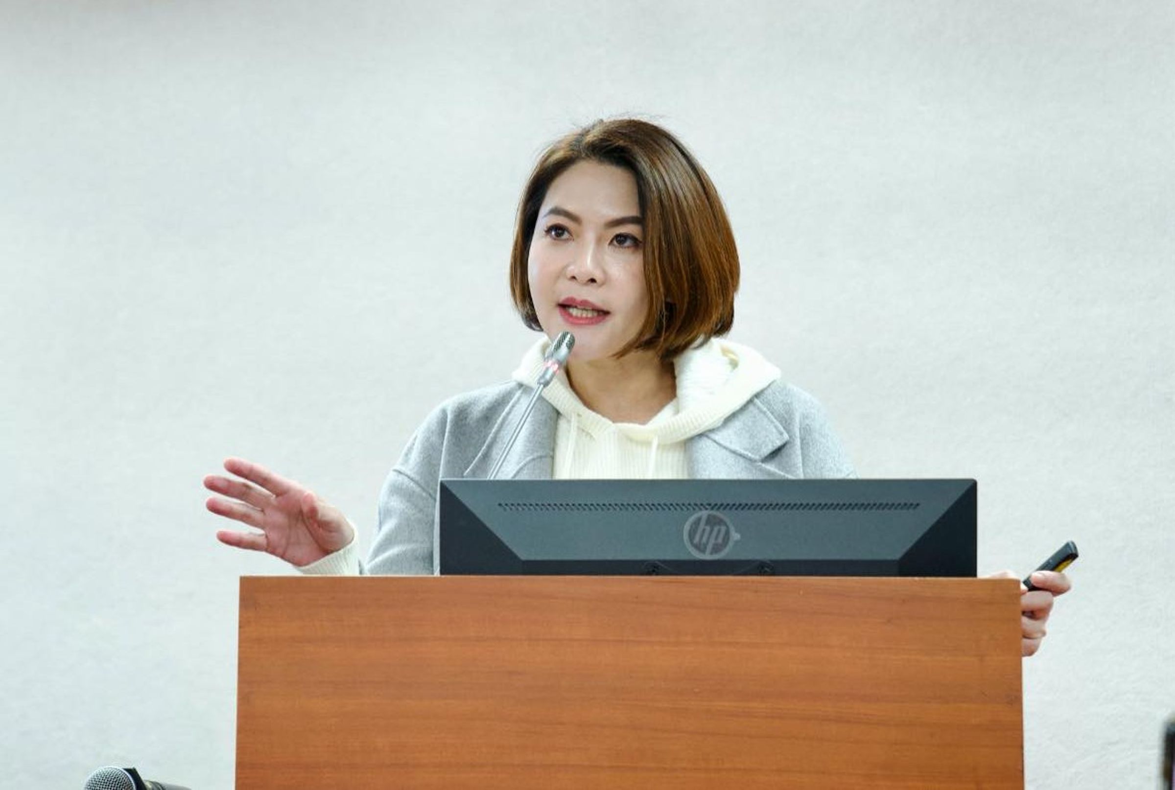 遭質疑未利益迴避，陳菁徽今日發布聲明指出，「為讓討論回歸理智，本人即日起將不參與涉及代理孕母的條文審查」。（翻攝自臉書@陳菁徽）