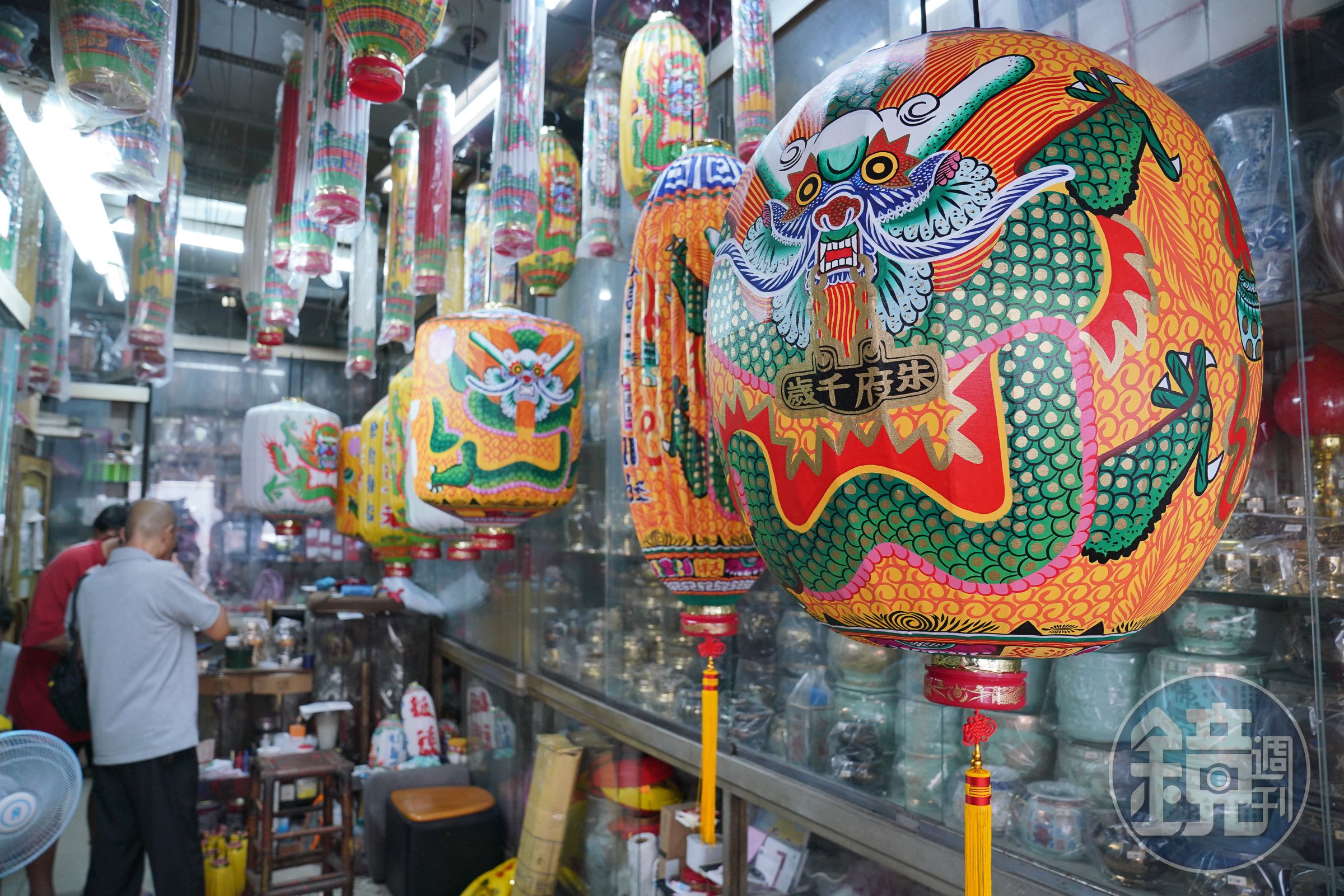 目前手繪籠最大的客戶仍是廟宇，但近年開始有人買來當藝術品、裝飾品收藏。