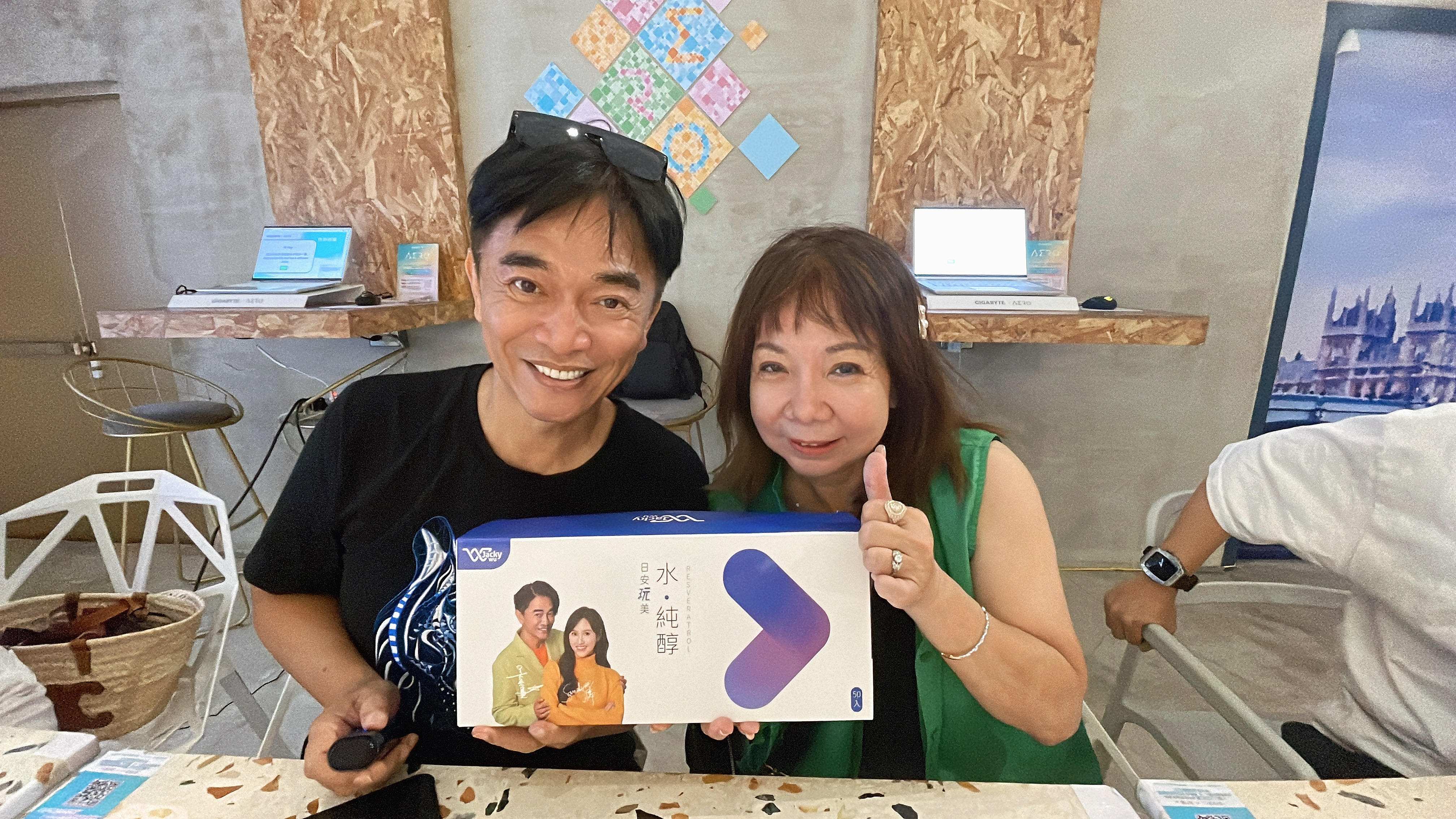 黃鐙輝與萁媽感情深厚，她代購吳宗憲的健康食品後，因吳加持訂單接不斷，單日還創下7位數銷售佳績。（經紀人提供）