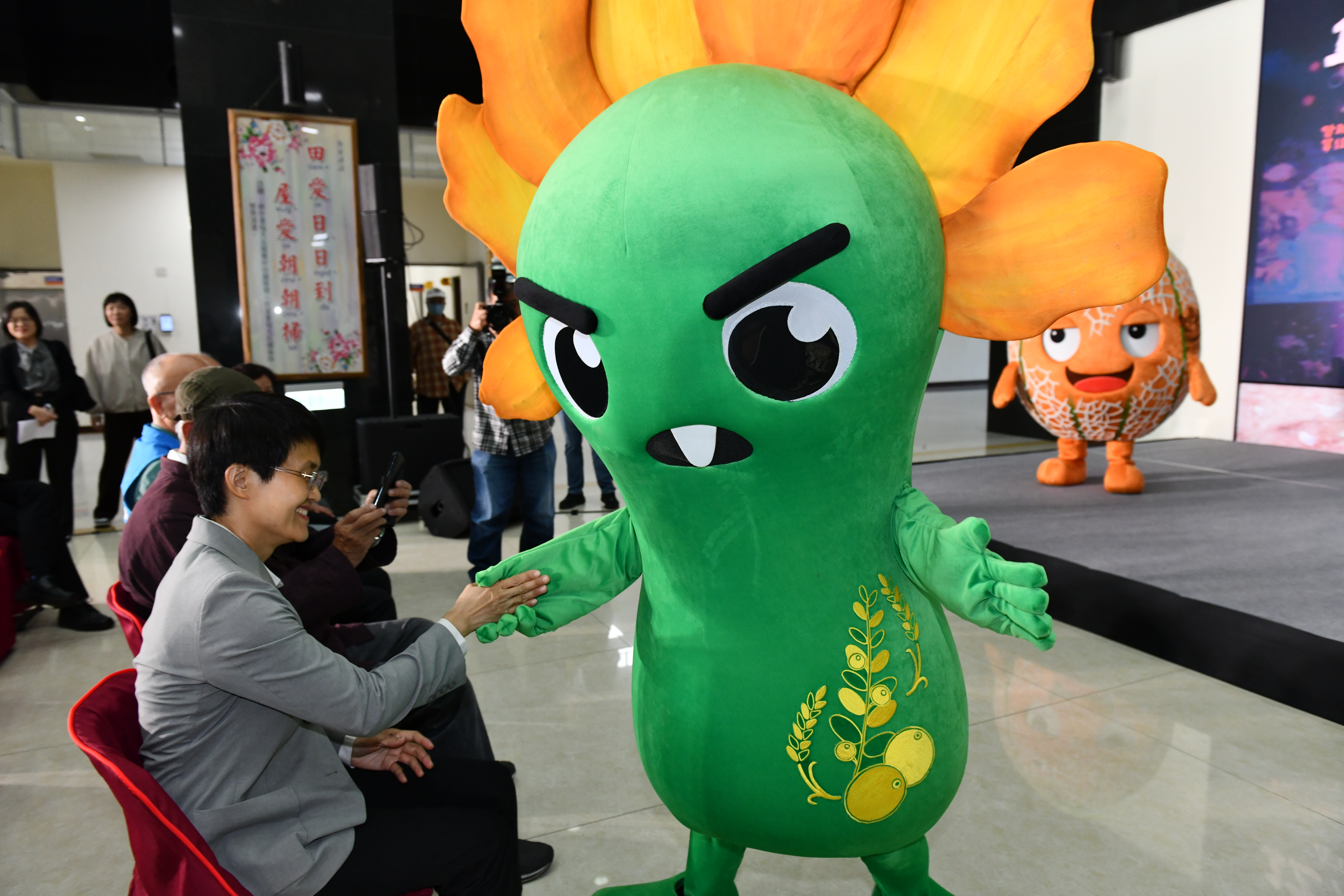 小黃瓜與客委會古秀妃主委打招呼。（紙風車劇團提供）