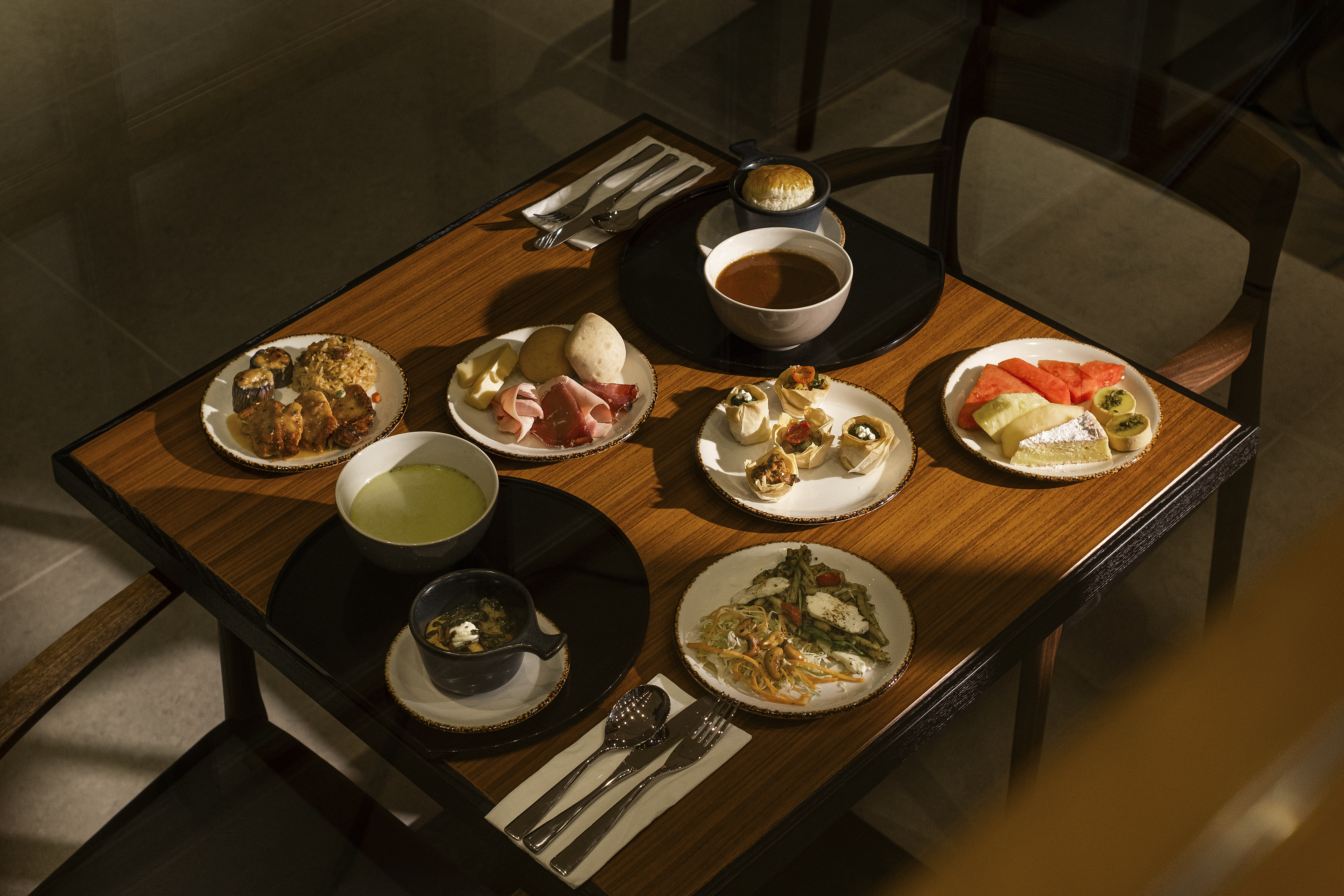 貴賓室的餐檯堪稱小型自助餐吧，餐食水準不輸外面的美食街。（國泰航空提供）