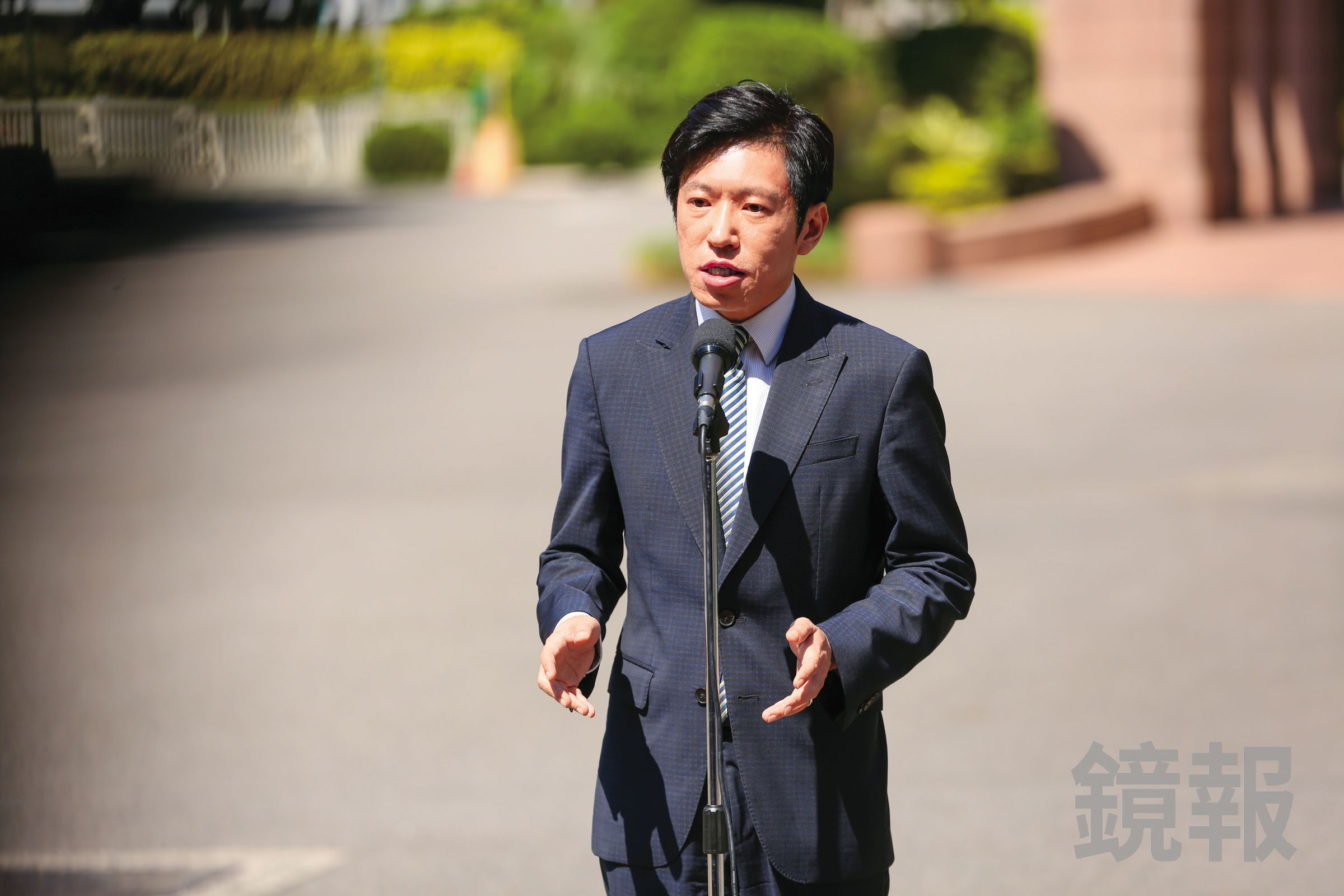 行政院13日邀縣市談財劃法,祕書長張惇涵會前親自受訪。(鏡報李鍾泉)