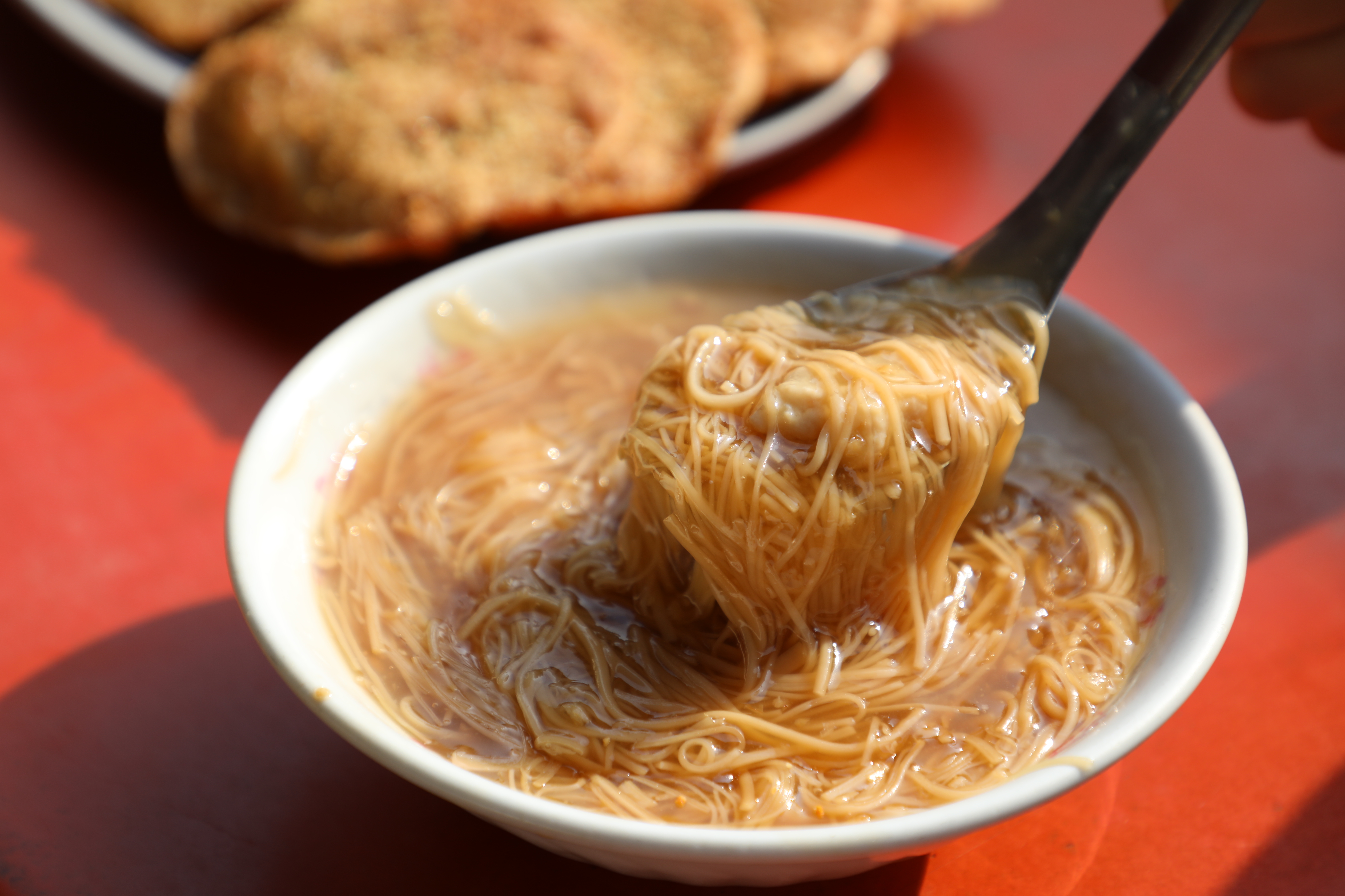 「麵線焿」採用鹿港有名的手工麵線，久煮不爛，加進魚焿和肉焿，料好實在。（50元／小碗、60元／大碗）