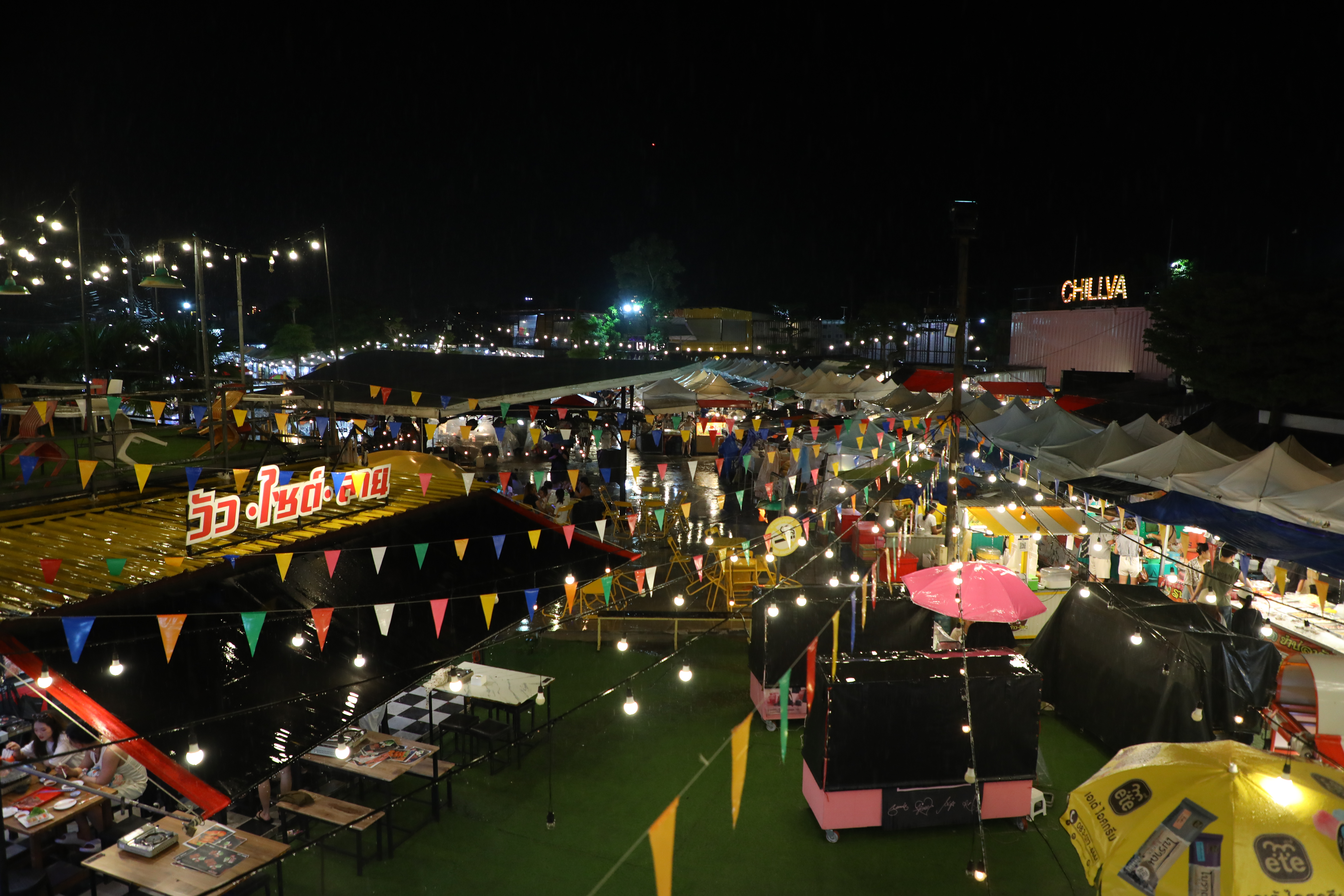 普吉島當地的「Chillva Market」總面積不大，提供免費接駁車往返新舊兩區。