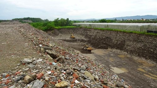 高雄美濃大峽谷案偵辦終結，非法開挖的面積約為2個澄清湖棒球場。（橋頭地檢署提供）