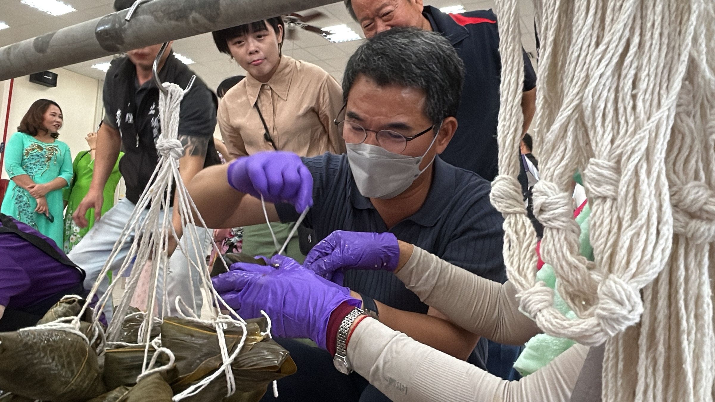 劉建國邀請黨公職人員及地方人士等,共同包1萬顆肉粽送給弱勢家庭。(劉建國提供)