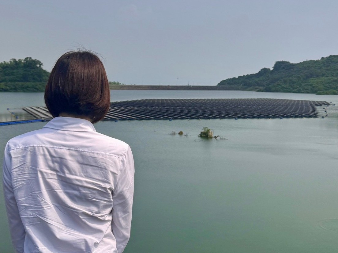 陳菁徽質疑鳳山水庫沒有經過環評就設置光電板、破壞環境，遭打臉當時同意設置的是現任立法院長韓國瑜。（翻攝自陳菁徽臉書）