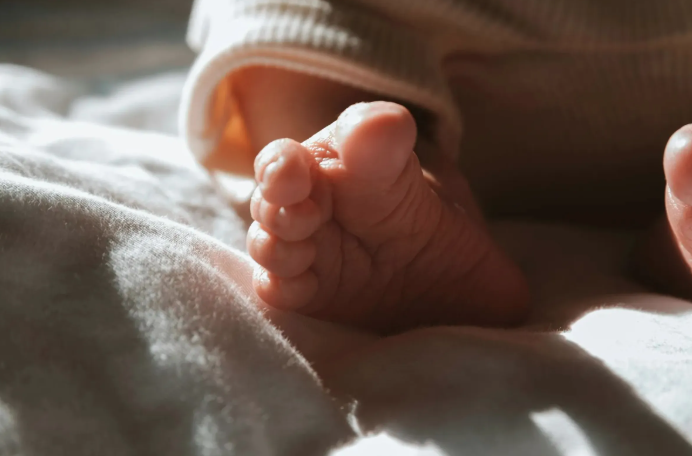 南韓一對年輕夫妻因沉迷網路遊戲,竟將7個月大的親生骨肉獨留家中活活餓死,孩子被發現時體重僅剩3公斤。(示意圖非當事人,pexels)