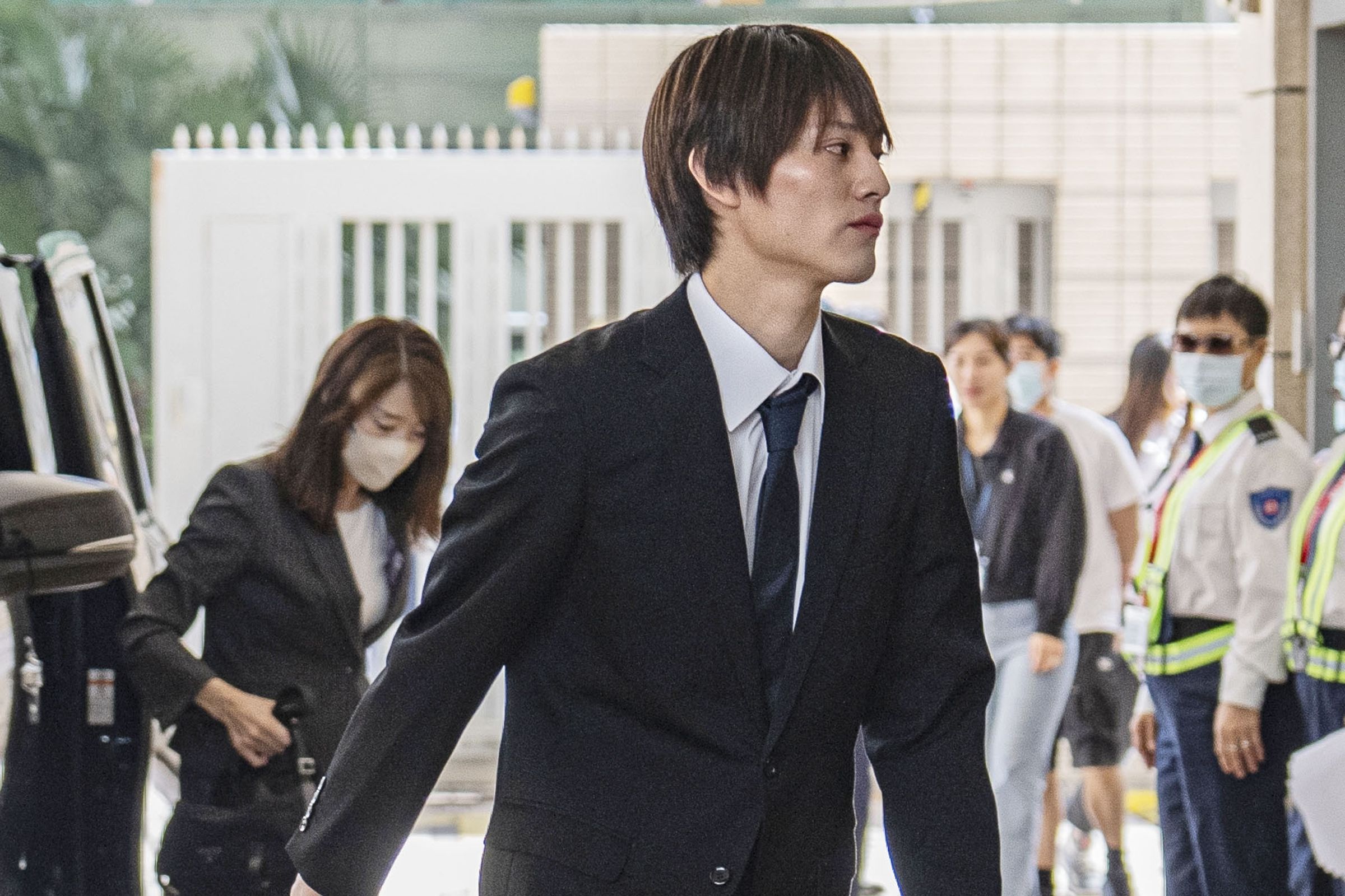 上村謙信性騷案30日開庭，當天吸引上百人排隊旁聽。（翻攝網路）