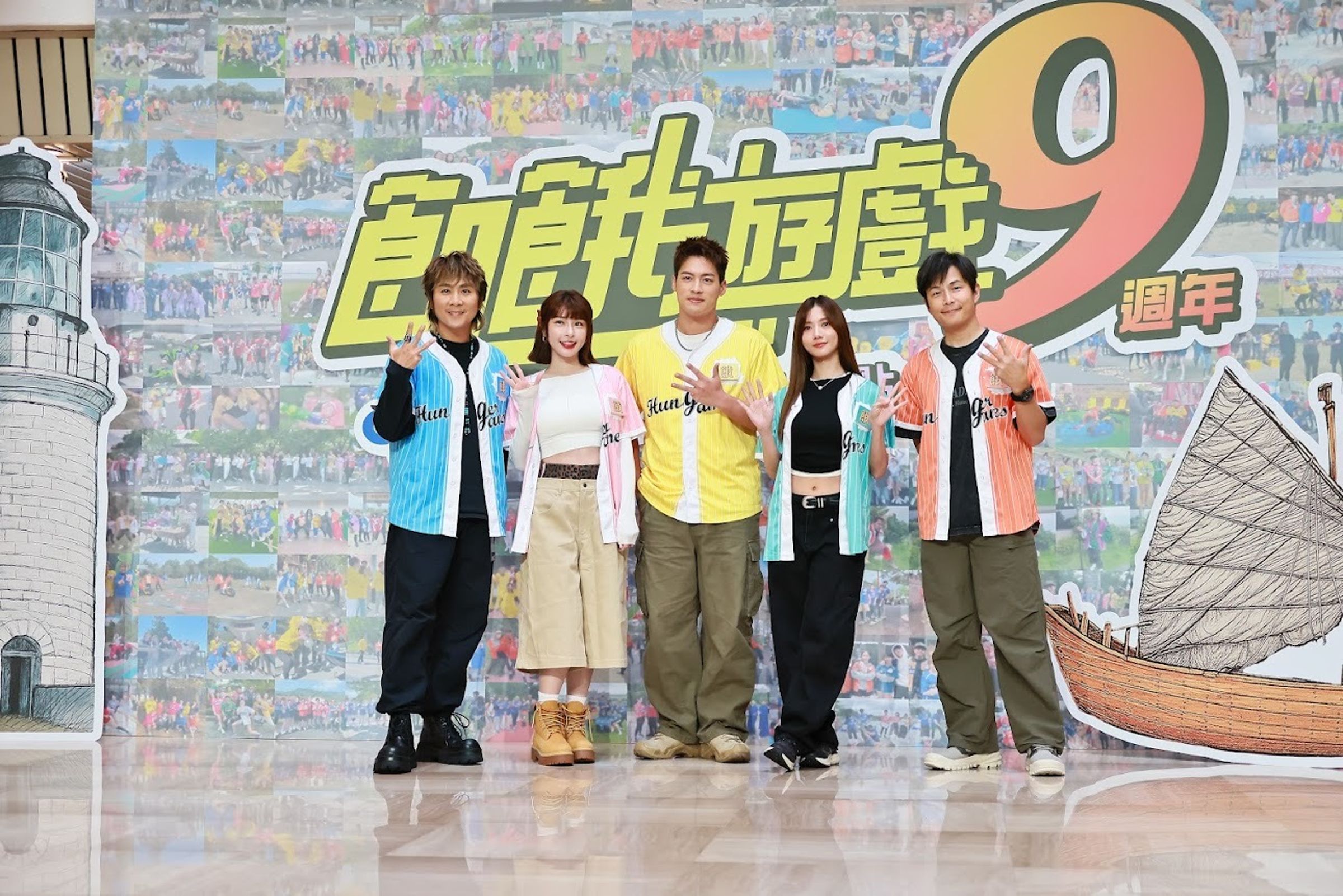 王仁甫（左起）、峮峮、許孟哲、蔡黃汝、孫協志出席《飢餓遊戲》9週年記者會。（中視提供）
