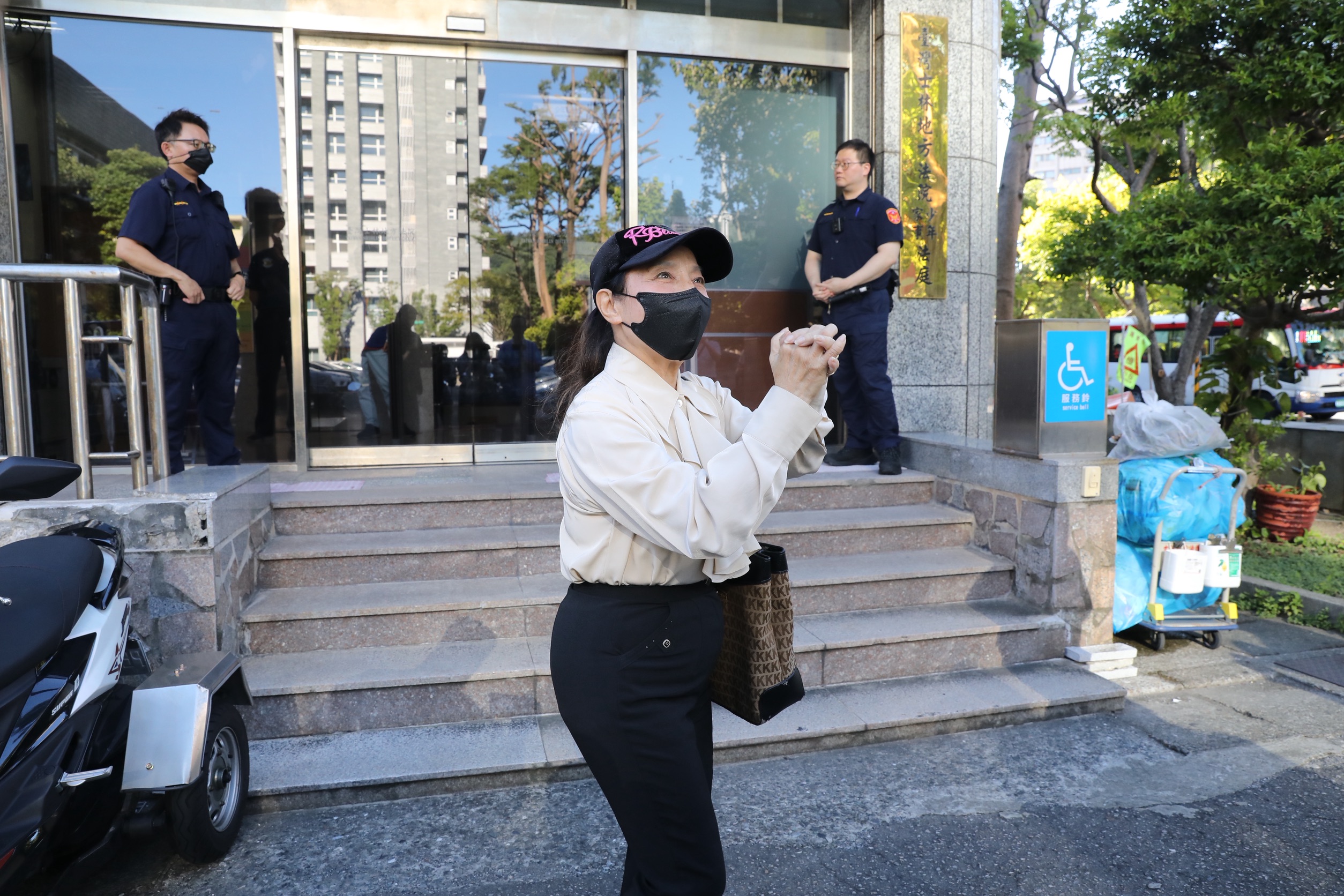 陳子婷的母親陳麗如（圖）親自與律師陳明正出庭。