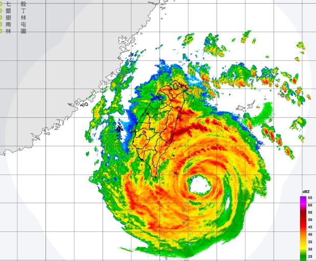 強颱康芮已帶來強風豪雨，雷達回波圖曝光。（中央氣象署提供）