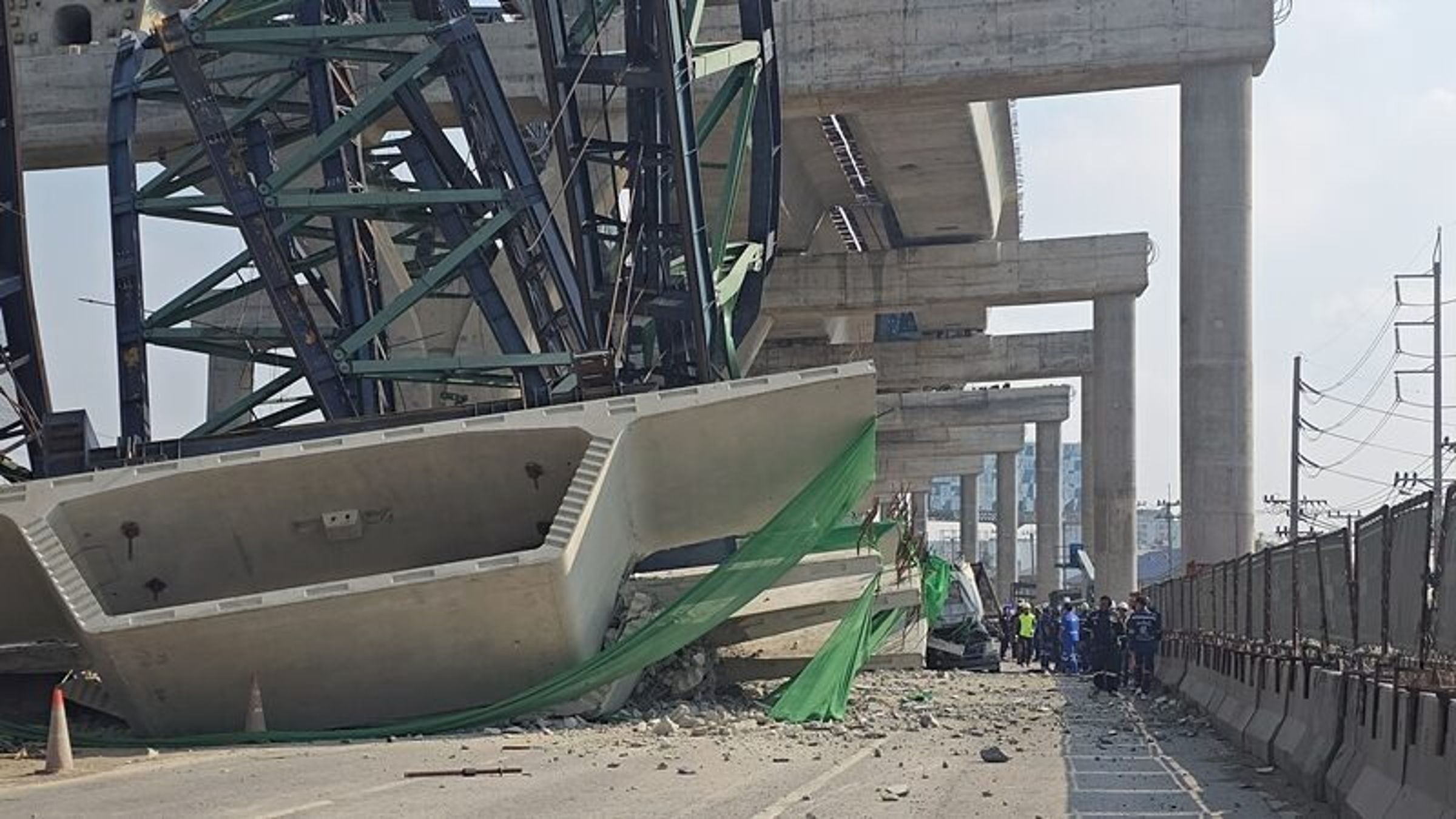 曼谷近郊龍仔厝省公路高架橋工程發生起重機倒塌慘劇。（翻攝自https://www.thairath.co.th/）