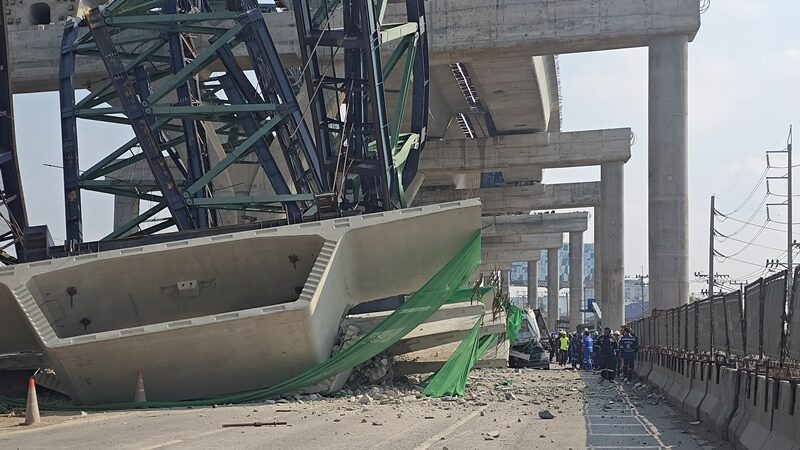 巨型起重機倒塌瞬間揚起漫天塵土，碎裂的瓦礫隨即噴濺四散。（翻攝自https://www.khaosod.co.th/）