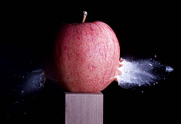 約砲玩性愛遊戲太狠了！他遭遇比爆菊更慘的「下體爆蘋果」，還被下藥凌辱。（示意圖）