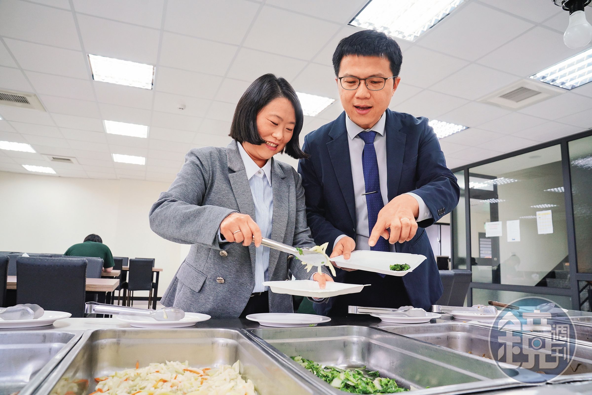 昶瑞提供員工免費的6道菜午膳,蔡翔如(左)與楊偉成(右)也會和員工一起用餐。