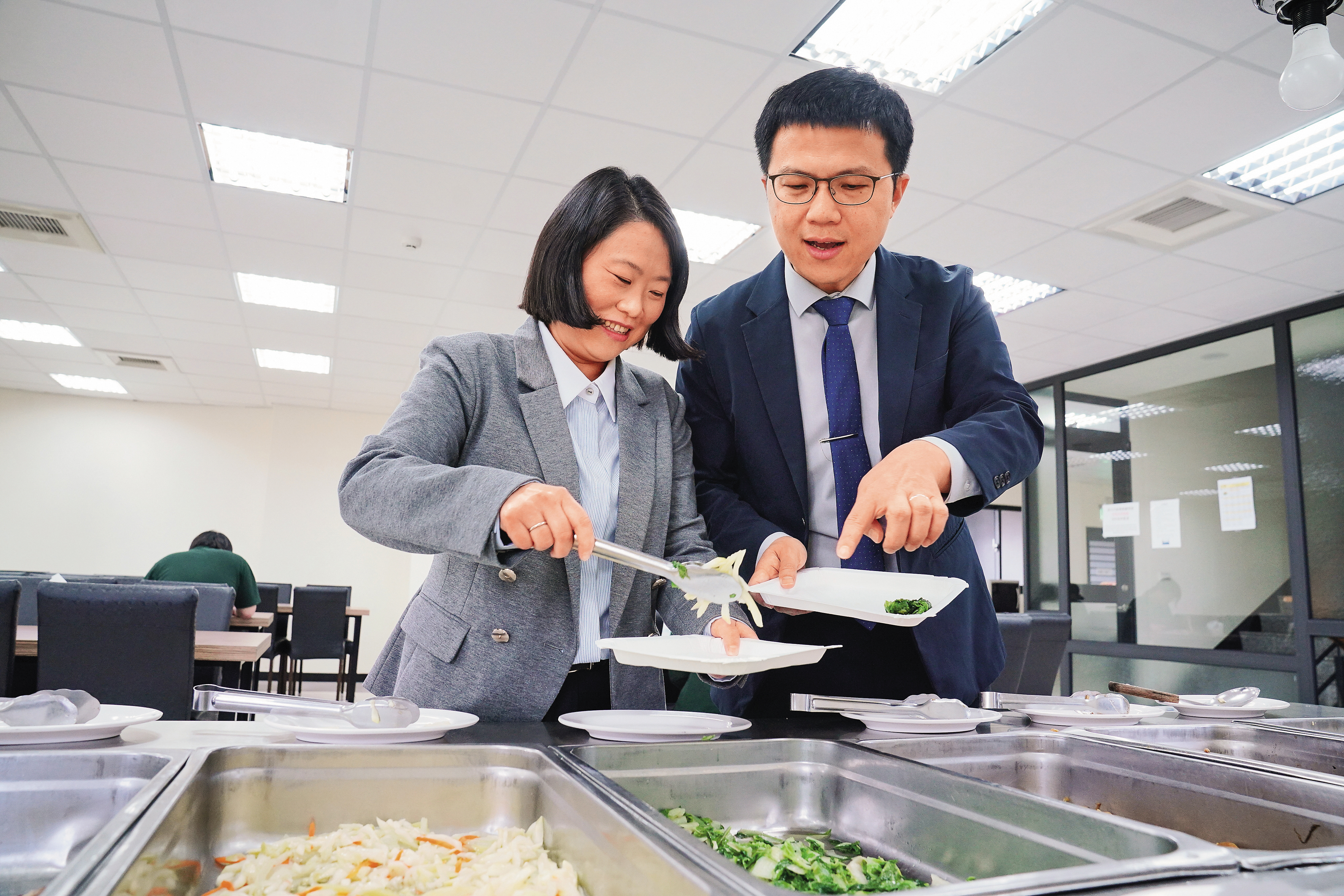 昶瑞提供員工免費的6道菜午膳，蔡翔如（左）與楊偉成（右）也會和員工一起用餐。