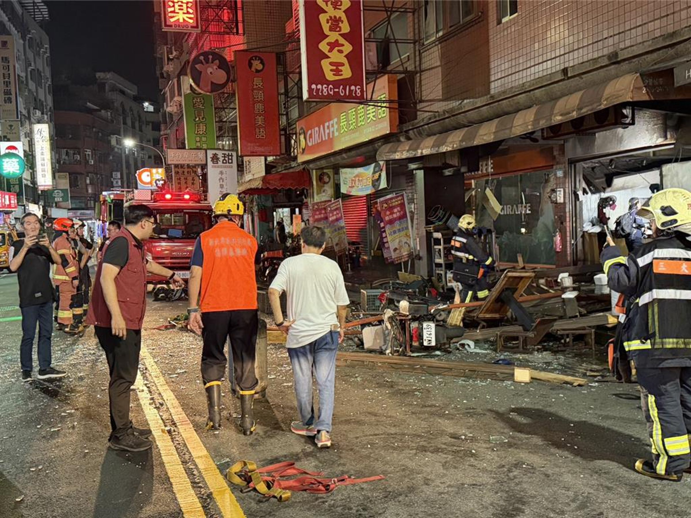新北市蘆洲長安街某間自助餐店晚間發生氣爆,共有7人送醫治療。(翻攝畫面)