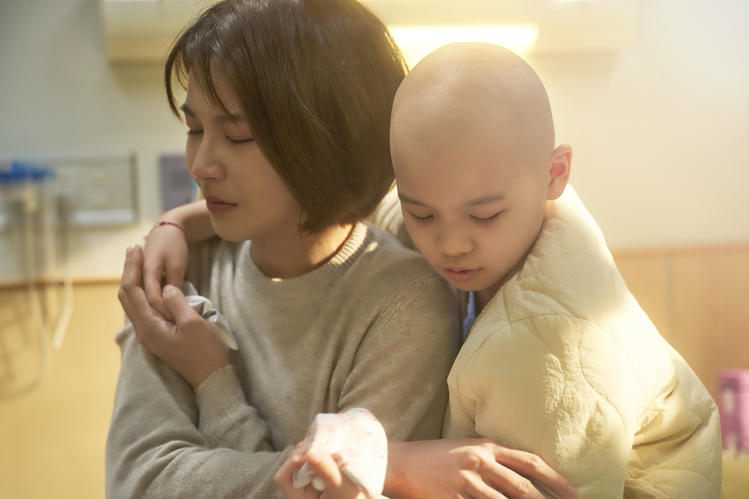 片中曾沛慈為鄭又菲親手剃光頭髮，此幕催出不少觀眾眼淚。（米倉影業提供）