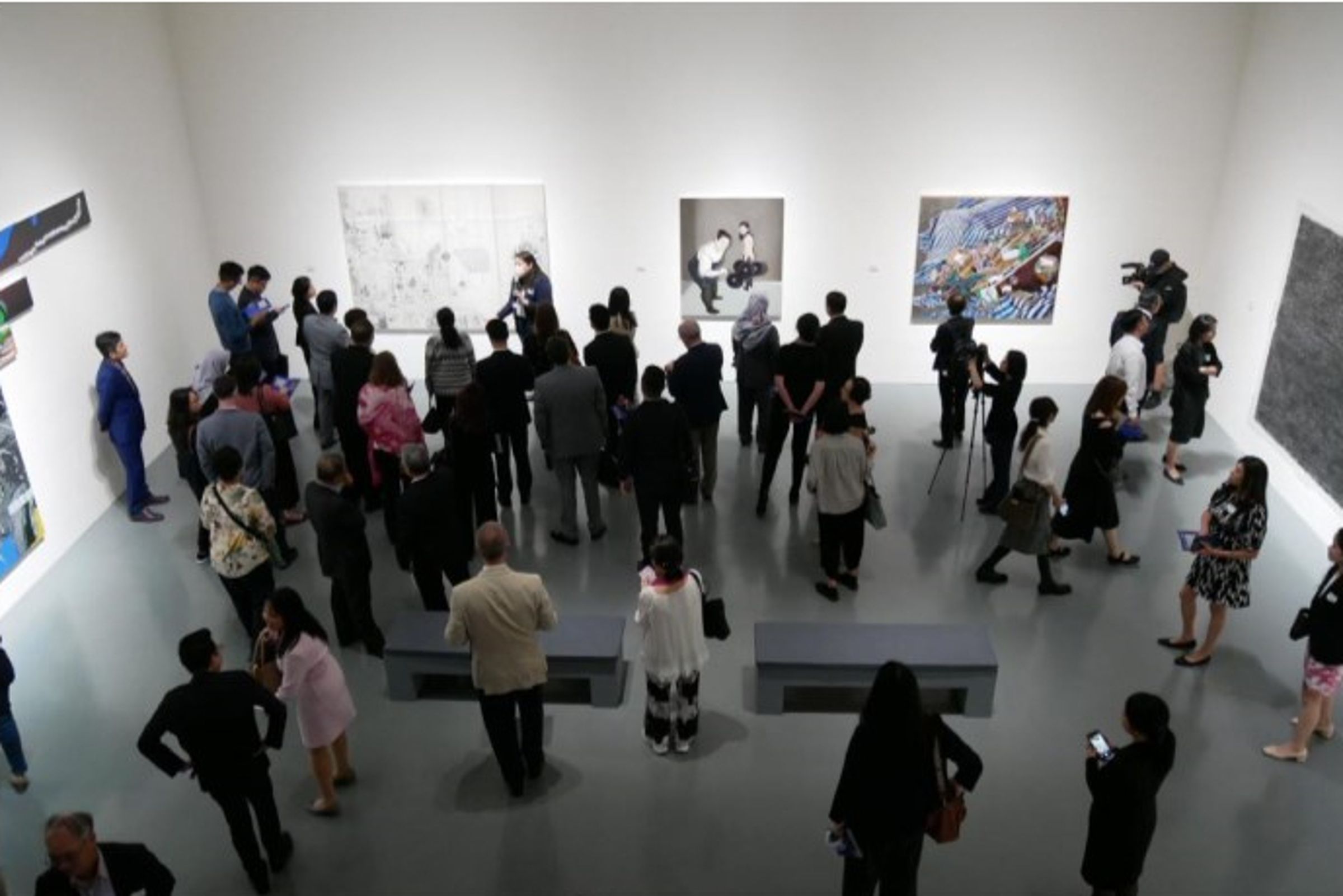 各國使節透過跟國藝術賞析、交流,沉浸在藝術品欣賞。(中國信託提供)