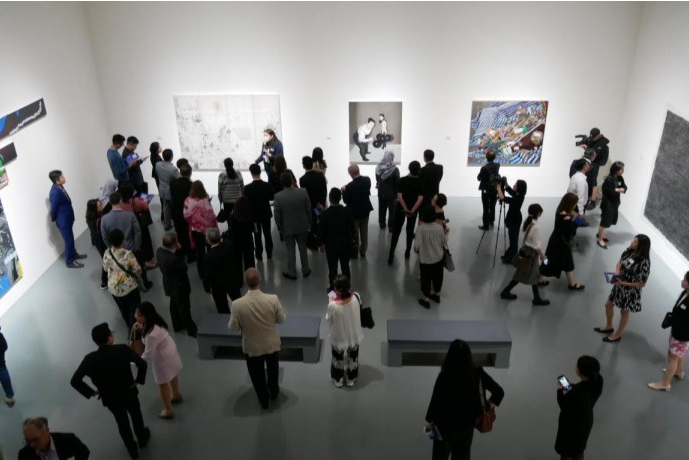 各國使節透過跟國藝術賞析、交流，沉浸在藝術品欣賞。（中國信託提供）