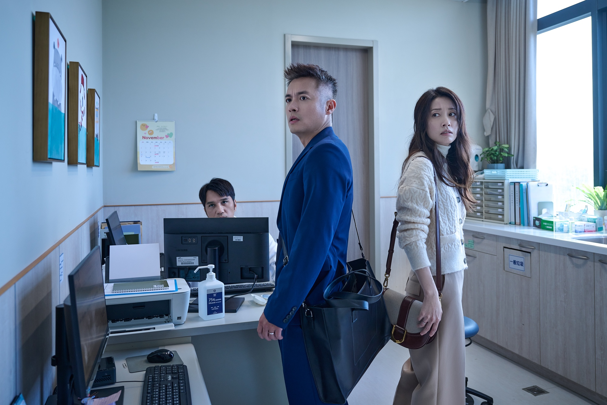 田中千繪(右)、范逸臣(中)在片中槓上飾演兒童癌症醫師的馬志翔(左)。(米倉影業提供)