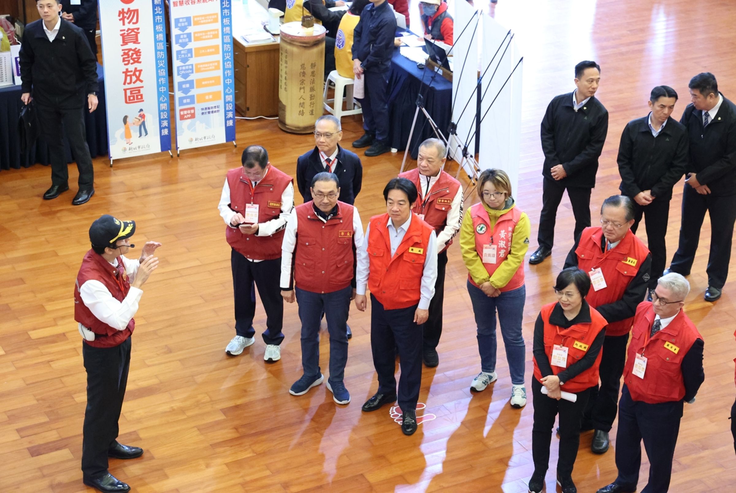 演練前人員先向賴總統簡報新北市防災協作中心運作機制及推動情形。(慈濟基金會提供)