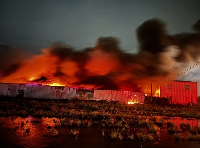 畜牧場火勢猛烈，費時3小時才成功撲滅，羊隻目前傷亡數不明。（翻攝畫面）