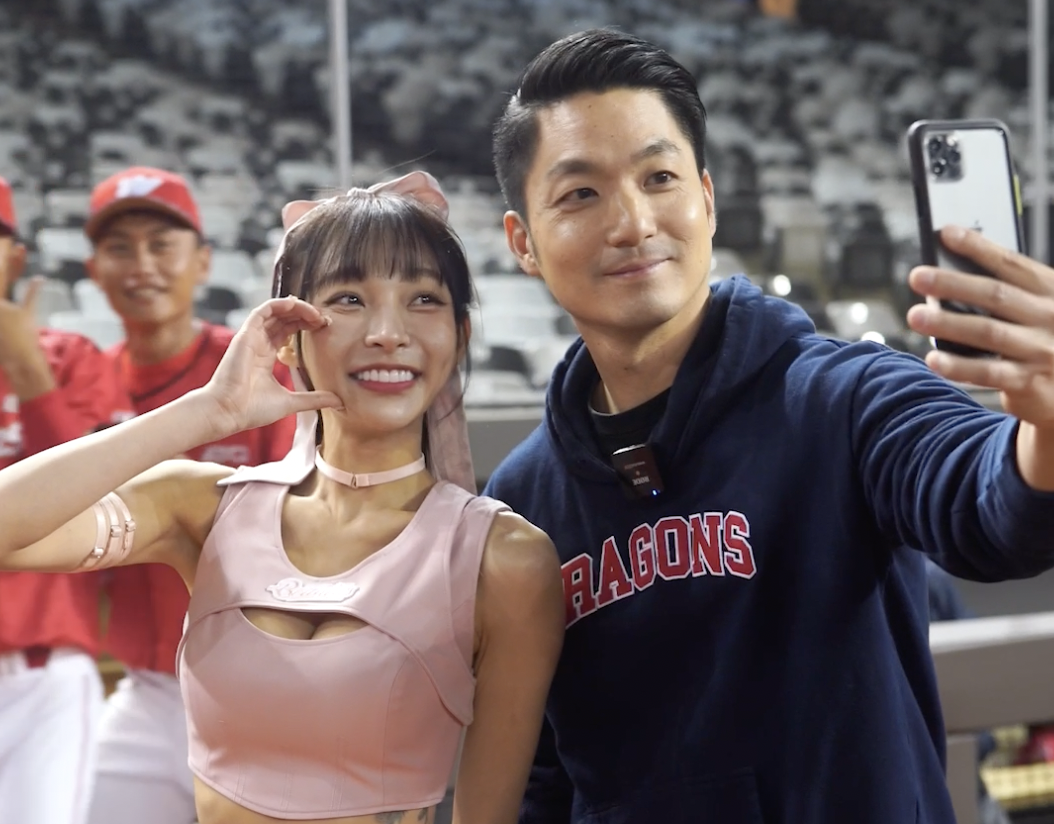 林襄首度以「小龍女」身份登場，姣好身材完全包不住，在與蔣萬安的合照中展露腹肌。（台北市政府提供）