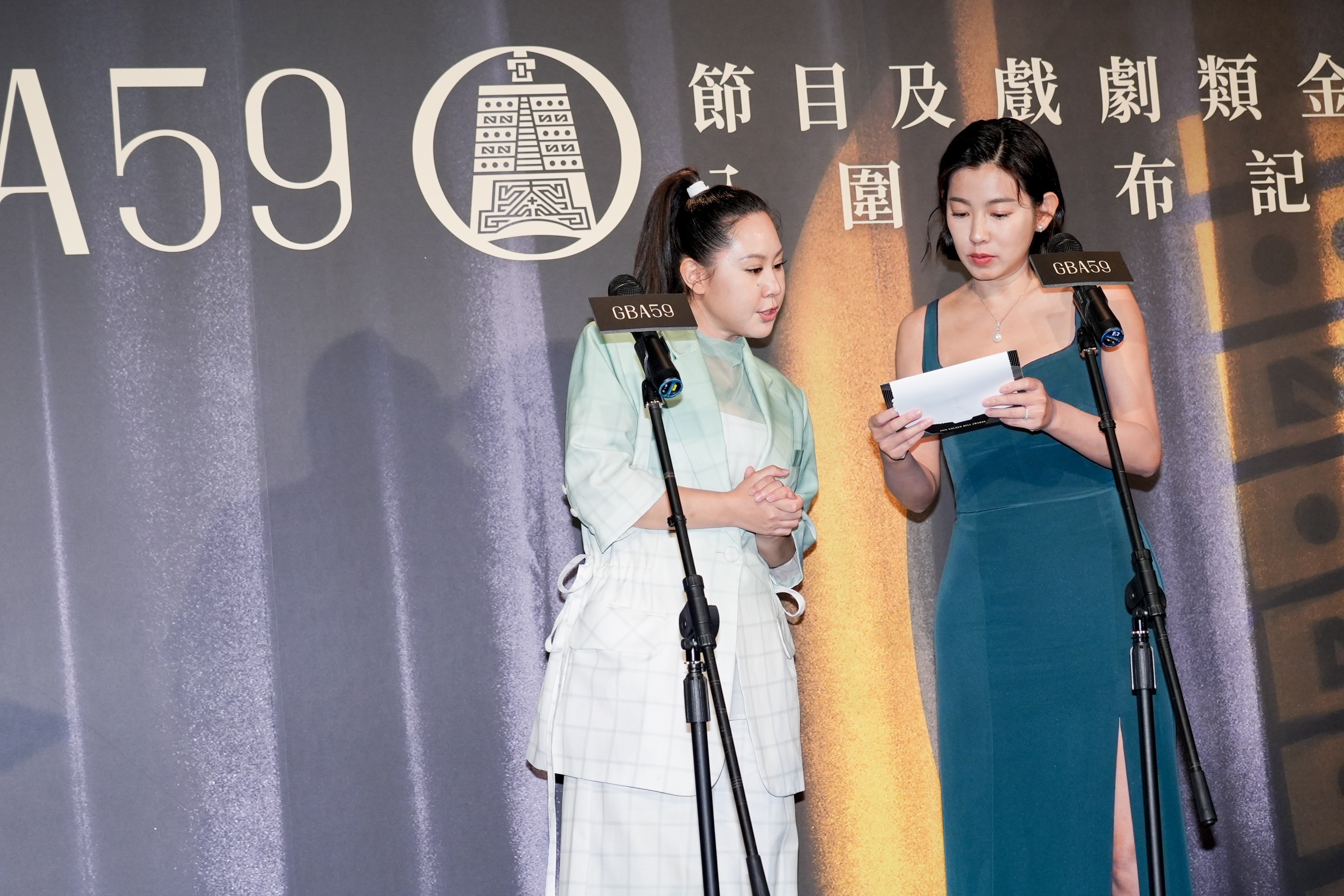 米可白宣布戲劇入圍名單時頻頻卡住。