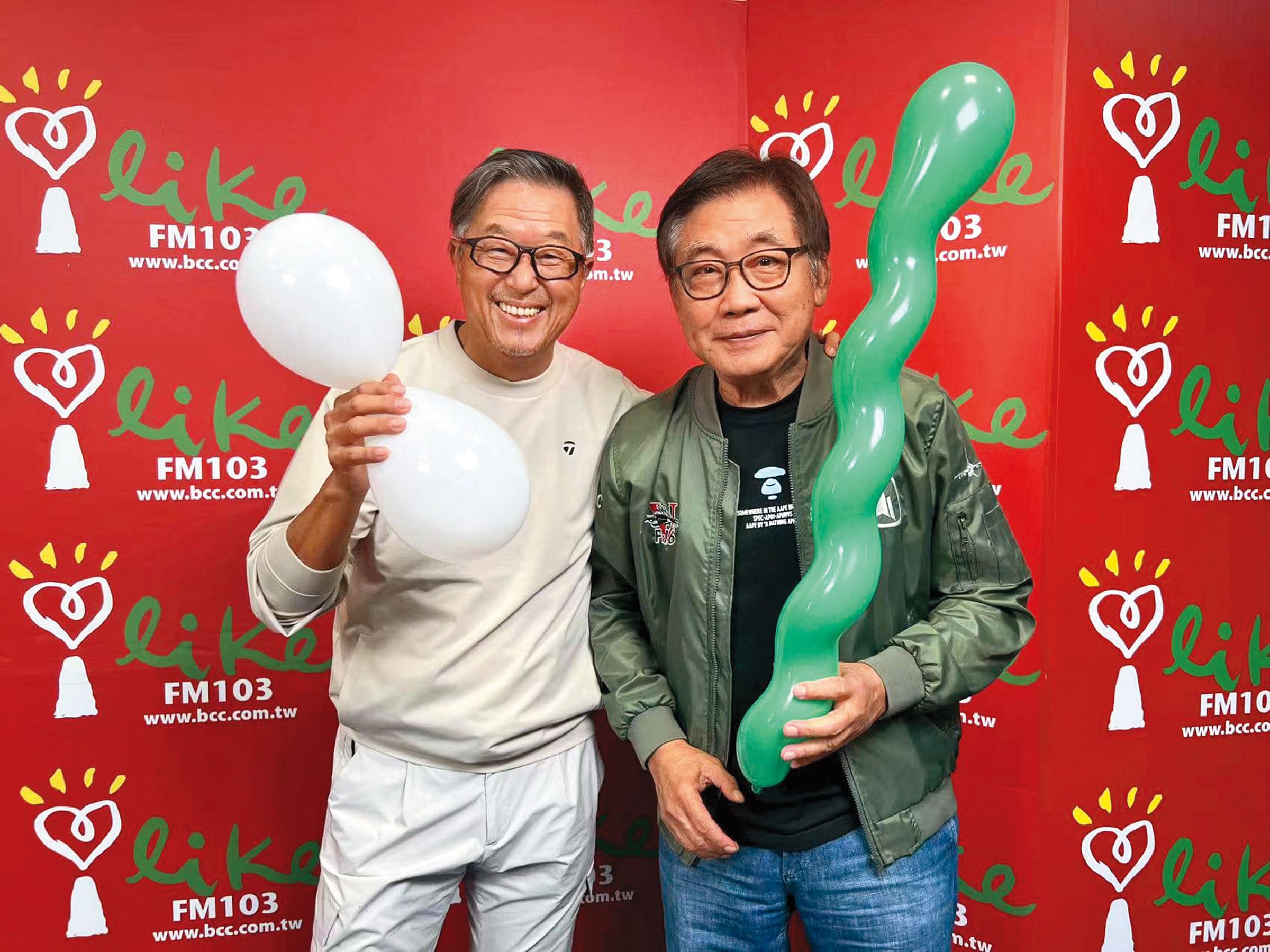 梁修身(右)日前上王偉忠(左)的廣播節目分享退休生活。(翻攝自梁修身臉書)