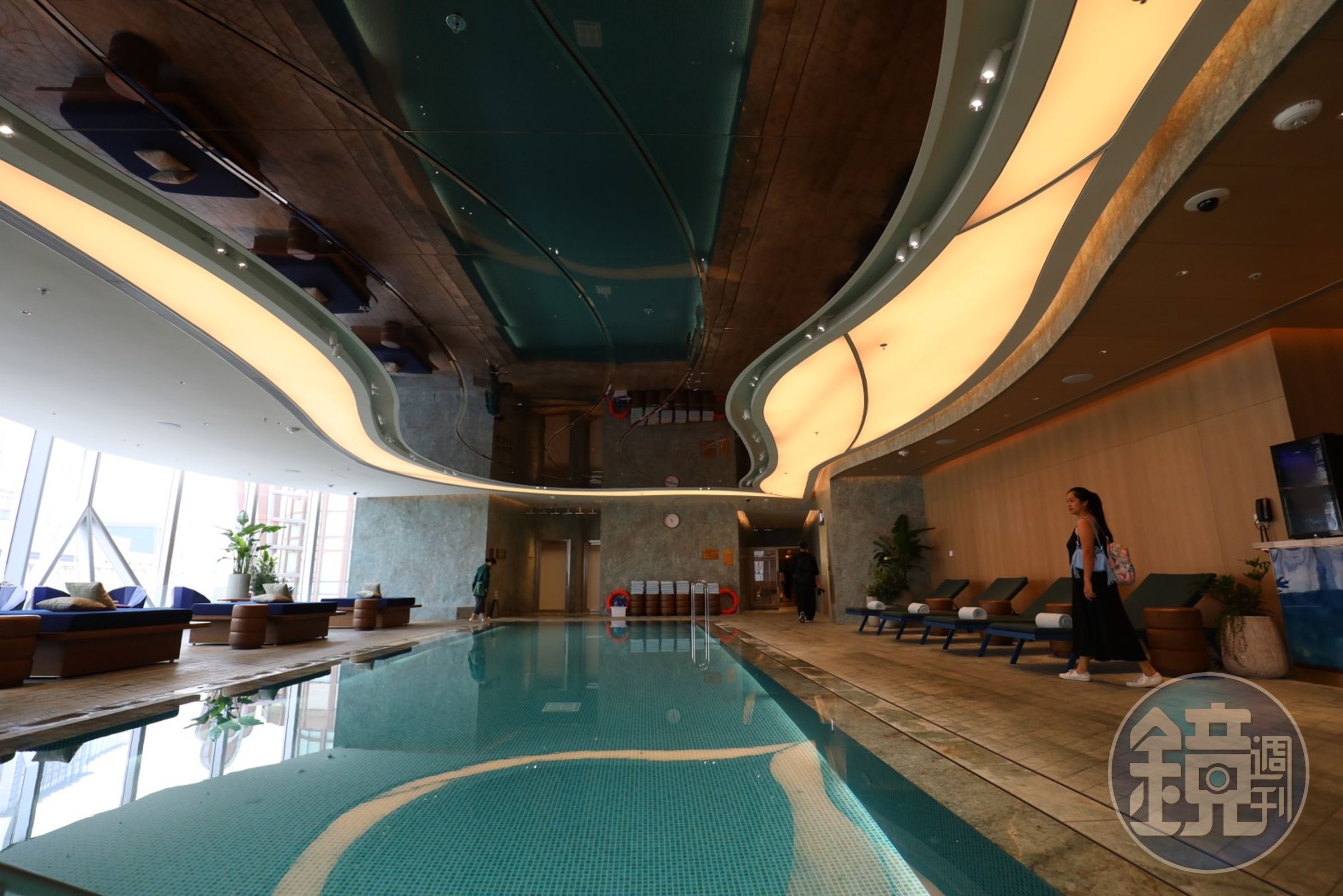 室內的「WET游泳池」內,還有按摩池、蒸氣房與桑拿房等設施。