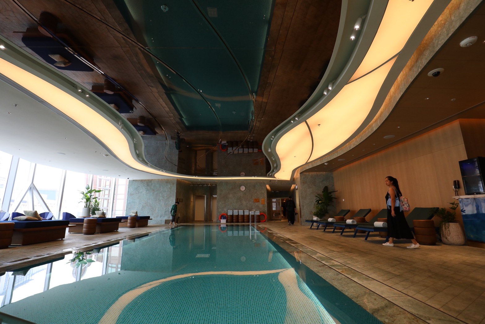 室內的「WET游泳池」內，還有按摩池、蒸氣房與桑拿房等設施。