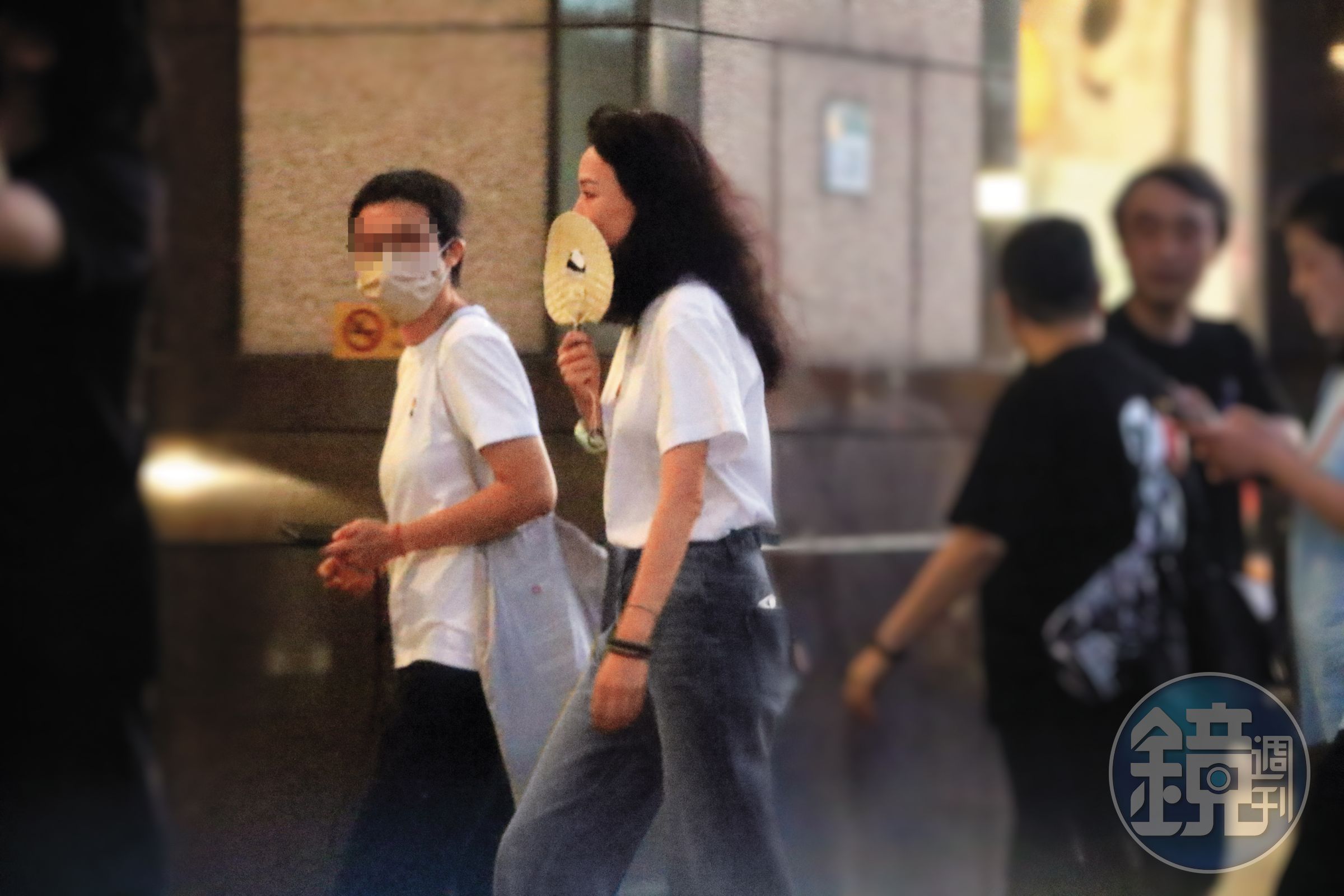 9/7 18:07舒淇(右)到場時一直拿著扇子遮住鼻子與嘴巴,不過就算遮掩,辨識度還是很高,一眼就能認出是她。