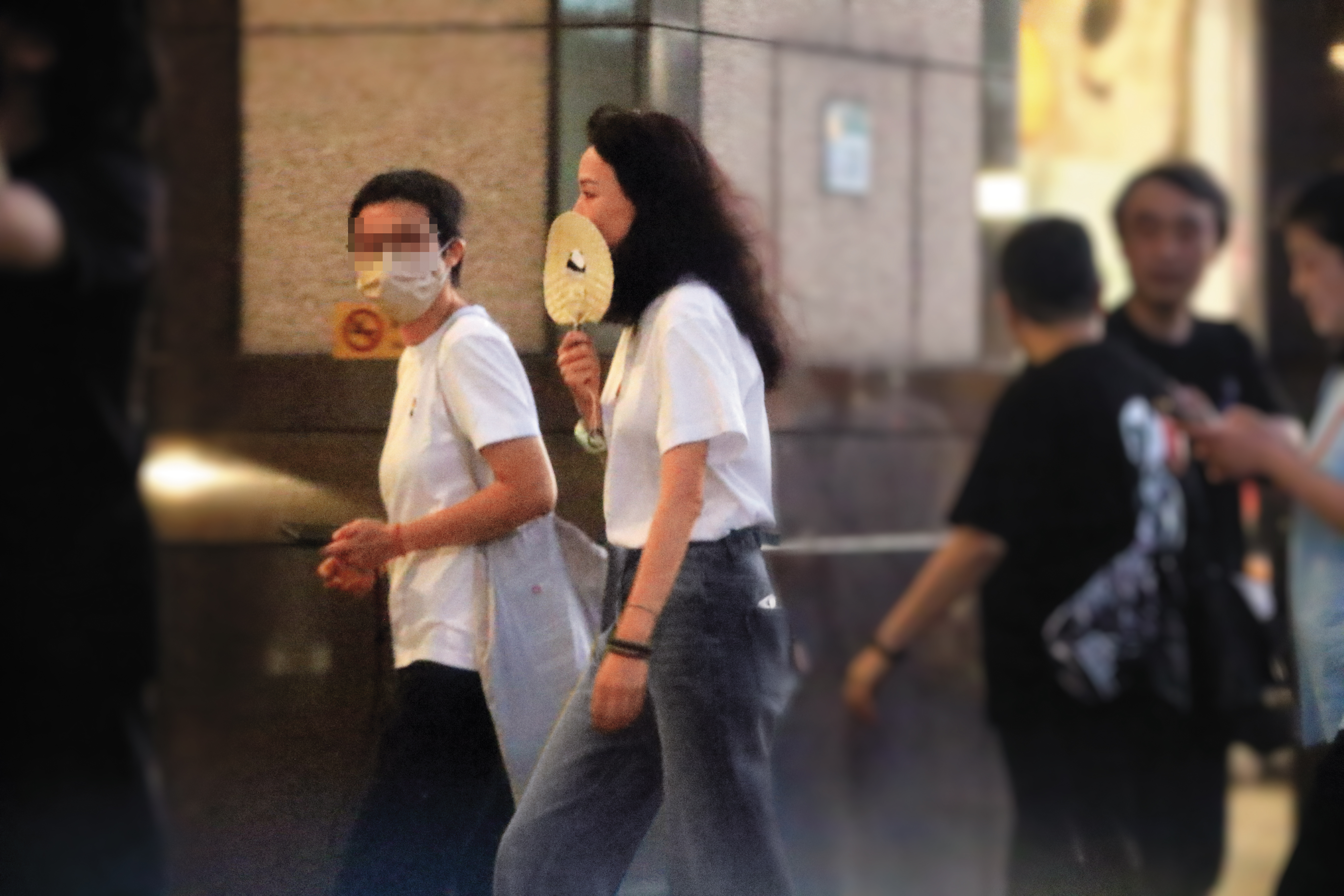 9/7 18：07舒淇（右）到場時一直拿著扇子遮住鼻子與嘴巴，不過就算遮掩，辨識度還是很高，一眼就能認出是她。