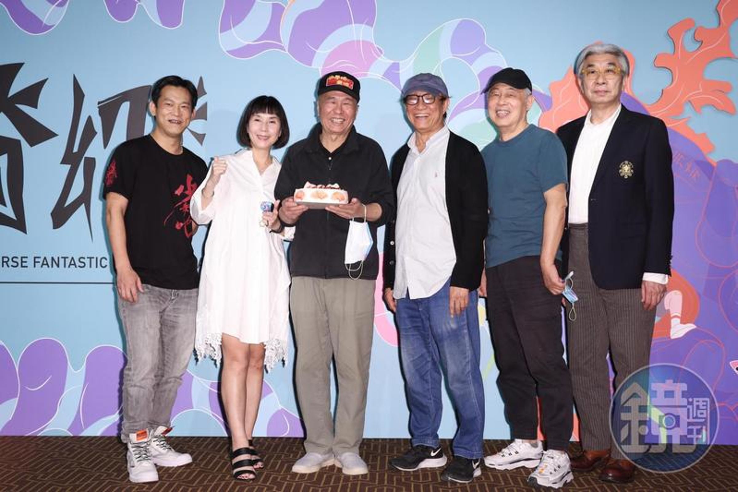 年侯孝賢還為自己監製的舊作《少年吔,安啦!》4K修復版於金馬奇幻影展首映站台,手捧蛋糕接受大家為他慶生。(本刊資料照)