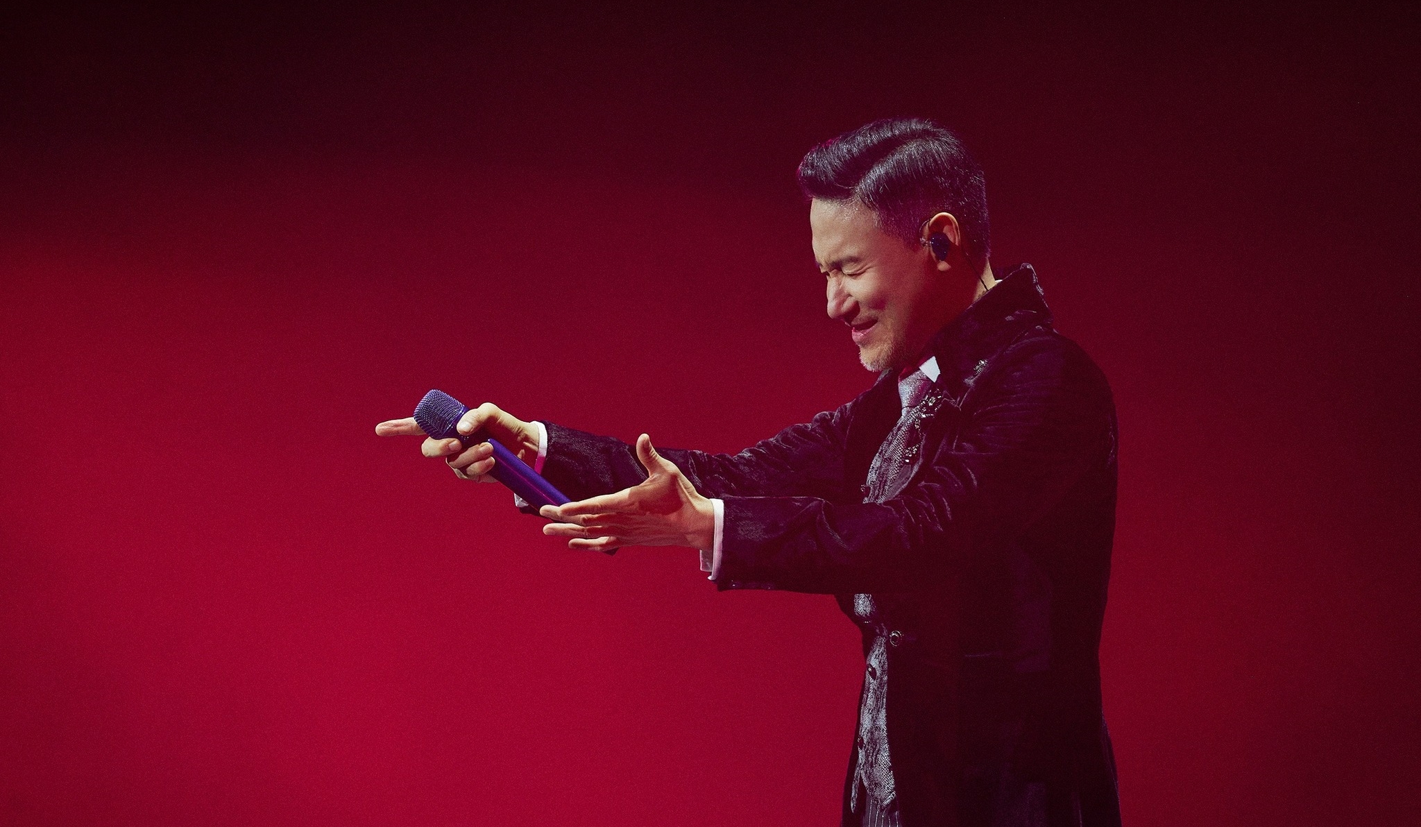 張學友發文表示上週發現感染RSV（呼吸道合胞病毒），今日尚無法發聲，只能取消演唱會。（翻攝自環球音樂FB）