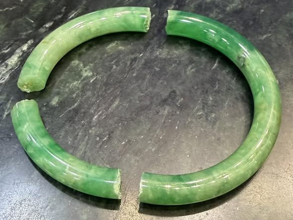 前主播葉樹姍日前在台北市忠孝東路行走時不慎跌倒,手上的玉鐲斷成3截。(翻攝自臉書粉絲專頁葉樹姍 Fan Club)