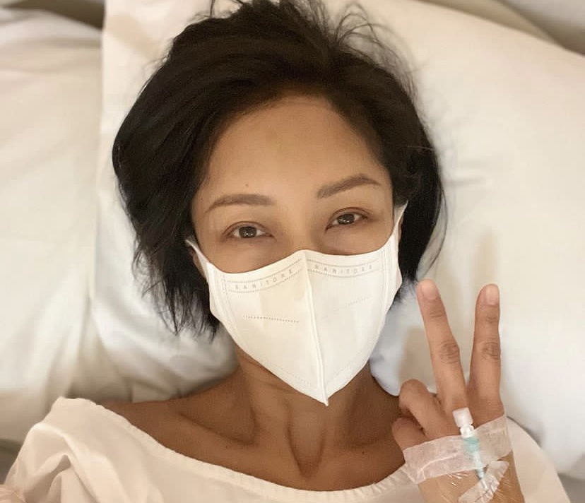 蔣怡一臉倦容，舉起手做出V字手勢。（翻攝自蔣怡IG）