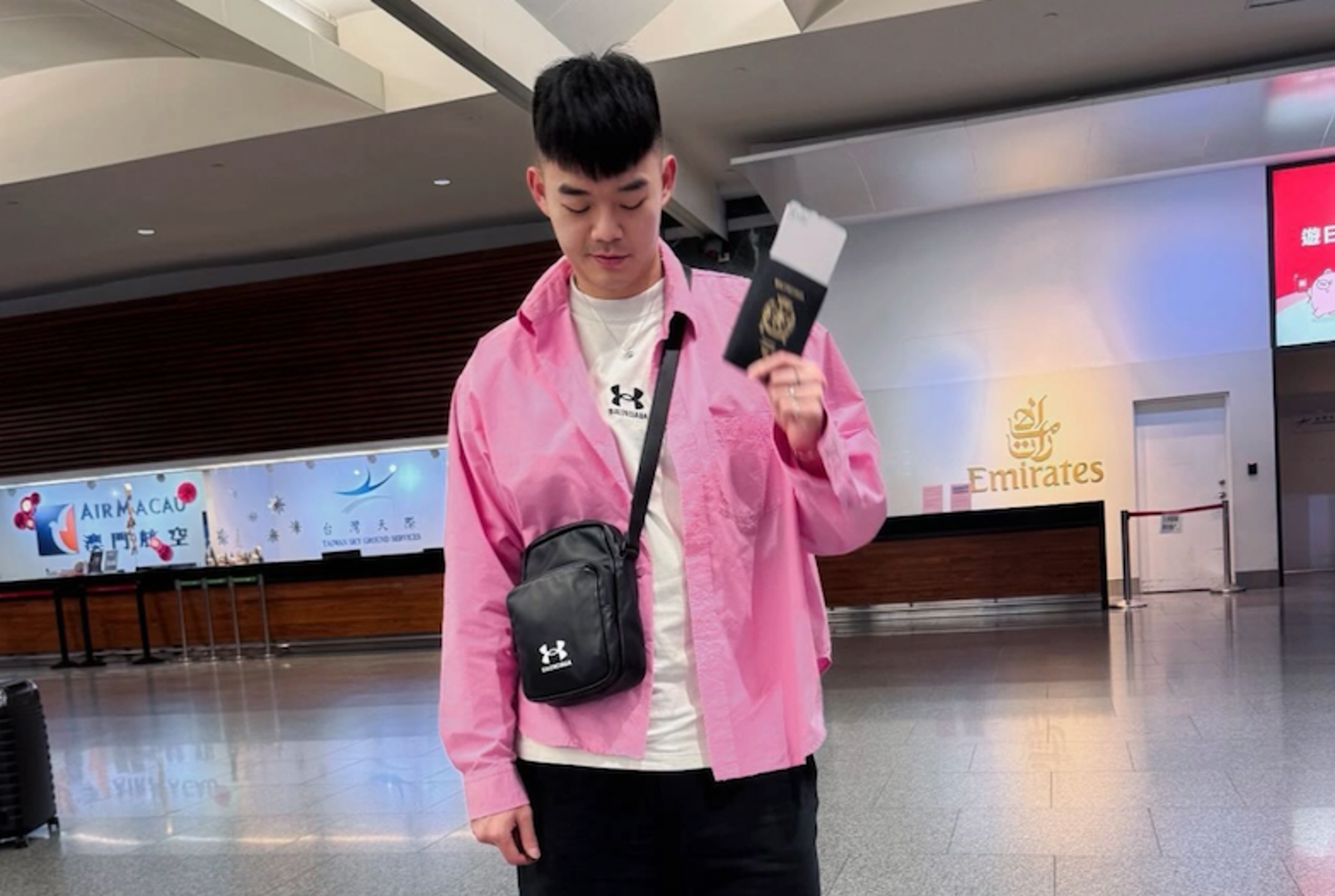 王齊麟手持一本外觀黑色的護照,引起網友熱議。(翻攝自王齊麟IG)